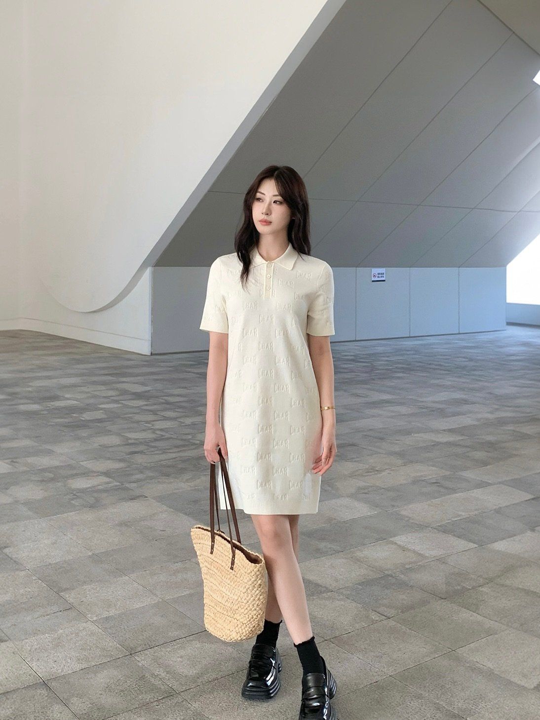  Váy trắng liền , cổ polo full logo chữ 