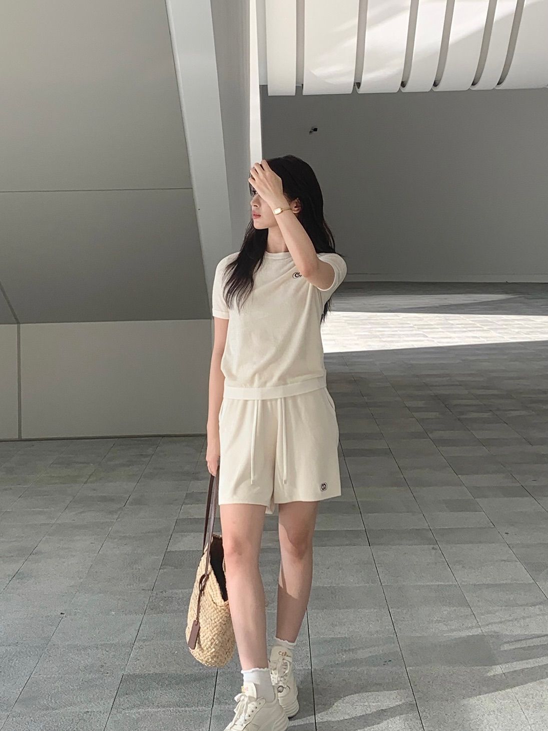  Bộ áo nhung ngắn tay và quần sooc nhung trắng, logo 1 bên set 