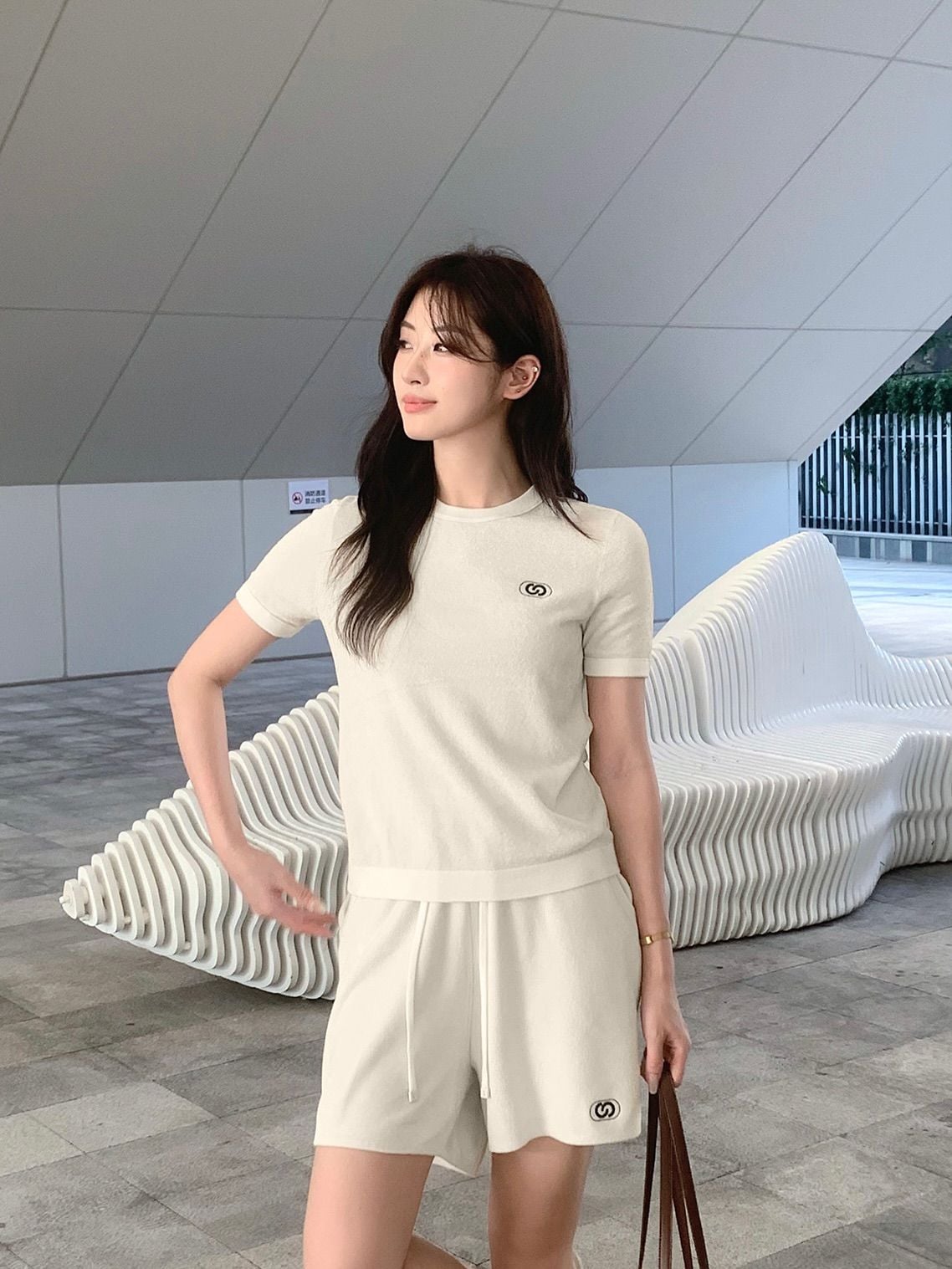  1.Quần sooc nhung trắng, logo đen 1 bên (SET) 