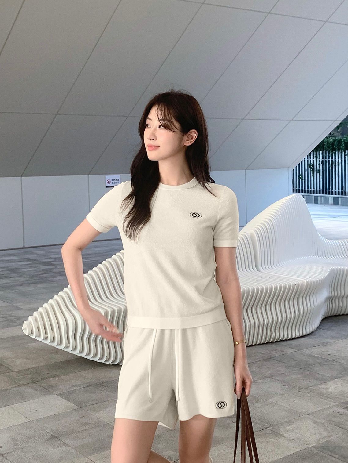  Bộ áo nhung ngắn tay và quần sooc nhung trắng, logo 1 bên set 