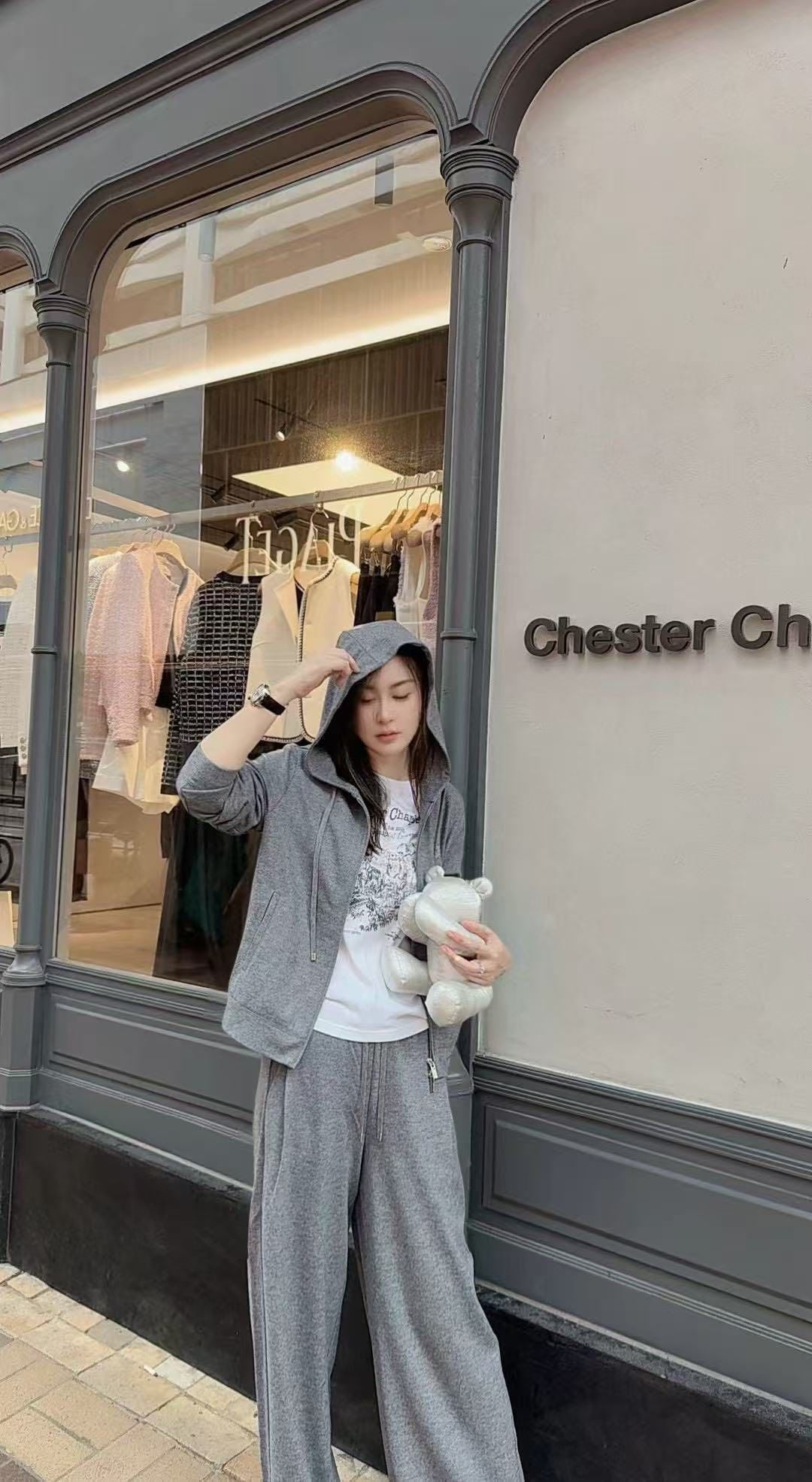  Áo khoác len xám có mũ , logo CC lồng 1 bên (SET) 