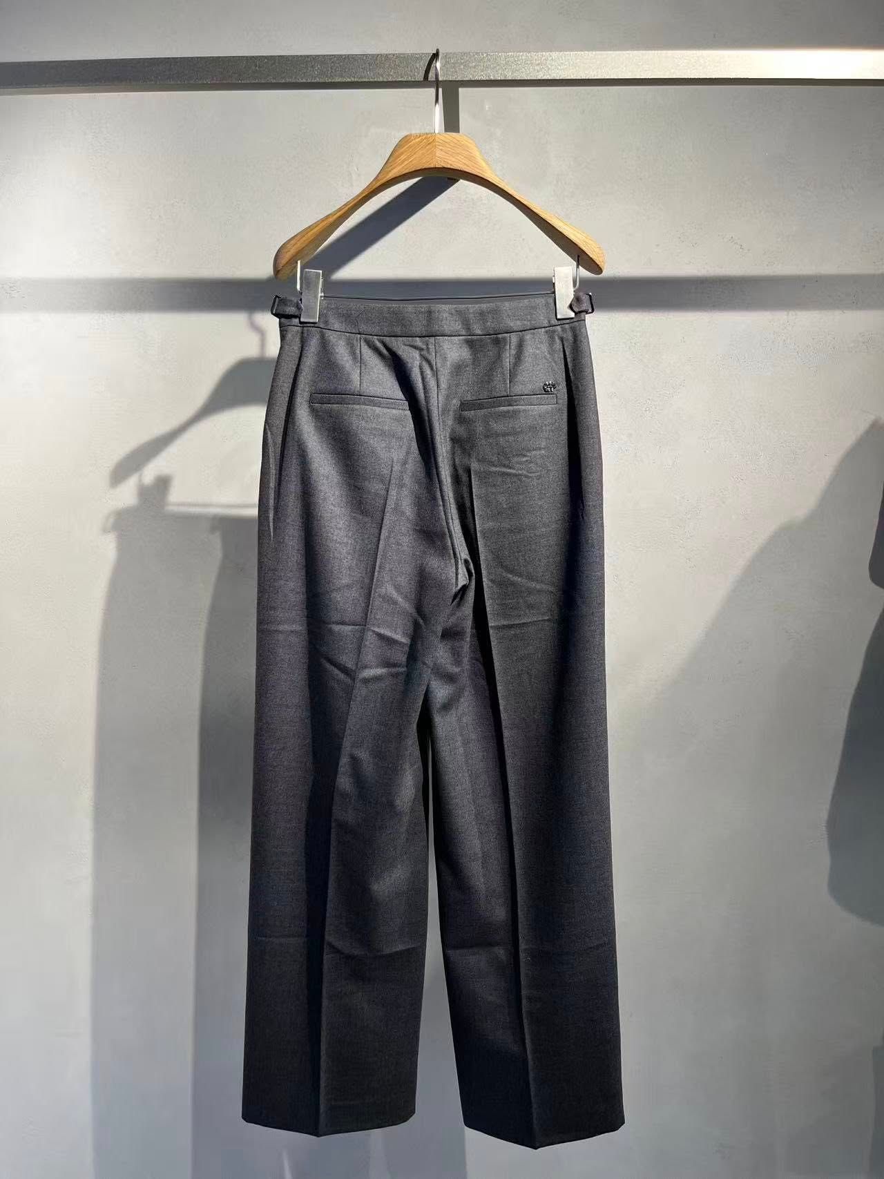  1.Quần vải xám, đai tăng chỉnh 2 bên 