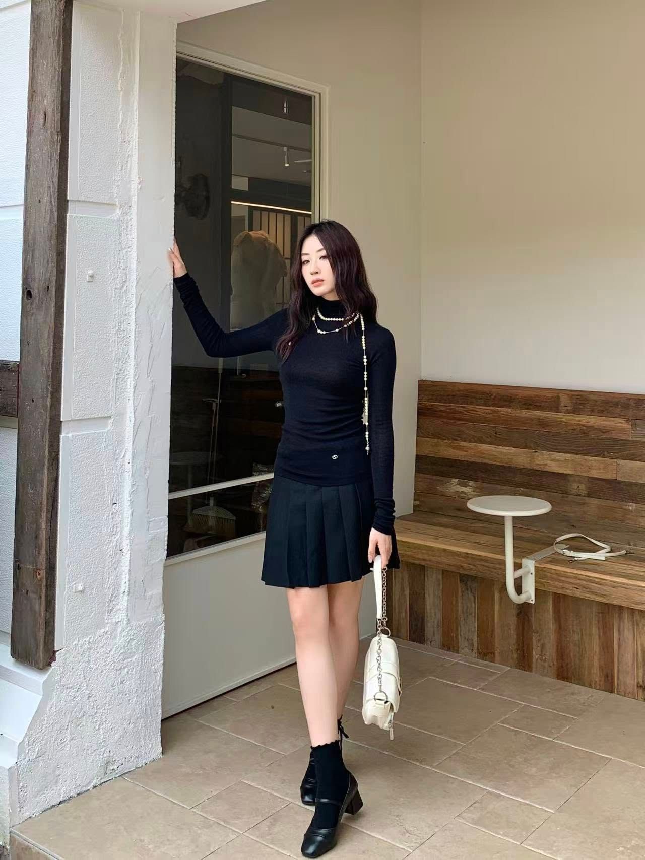  Áo len đen cao cổ, logo nhỏ 