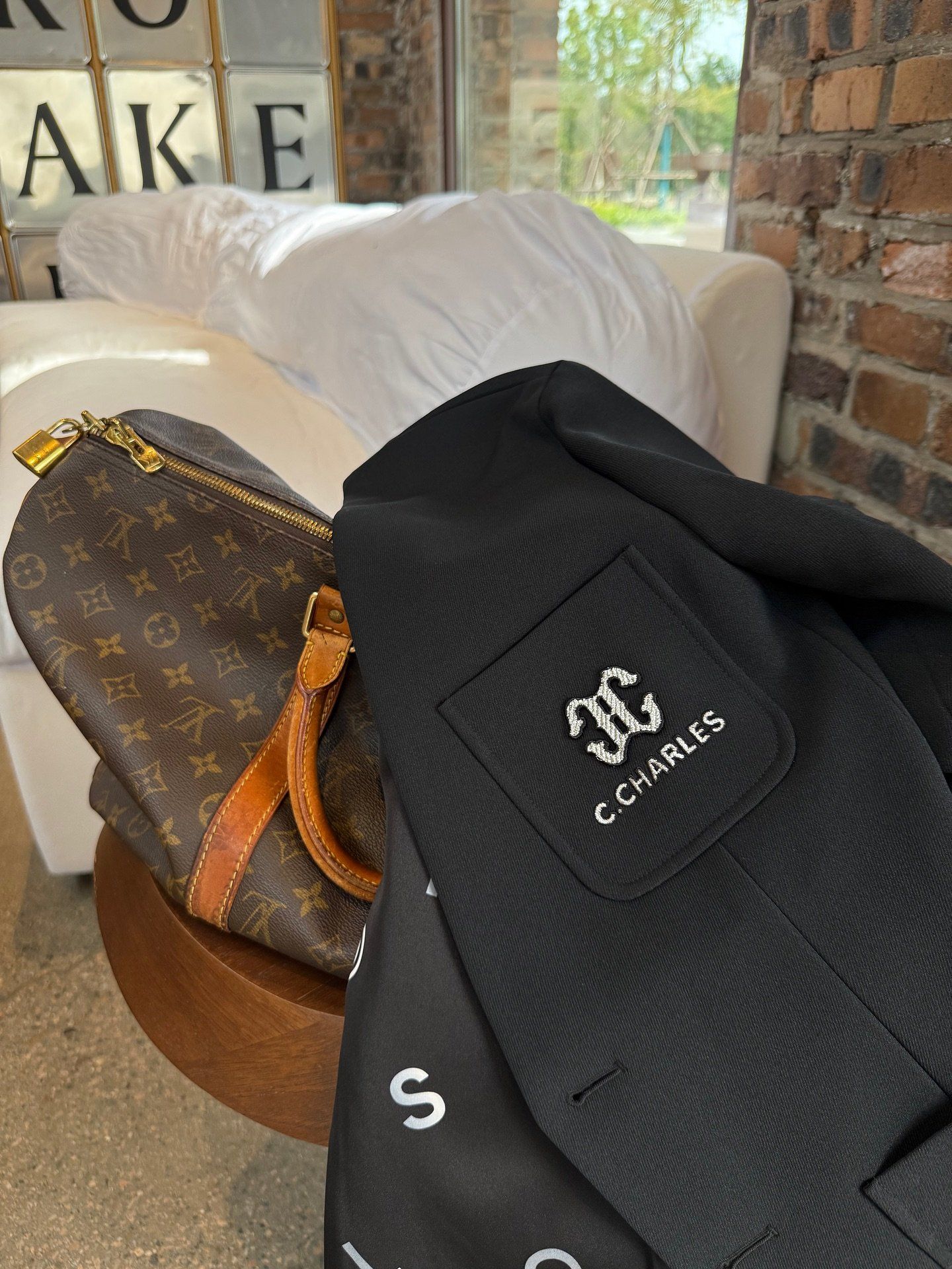  Vest đen 2 cúc chữ lồng CC túi ngực 