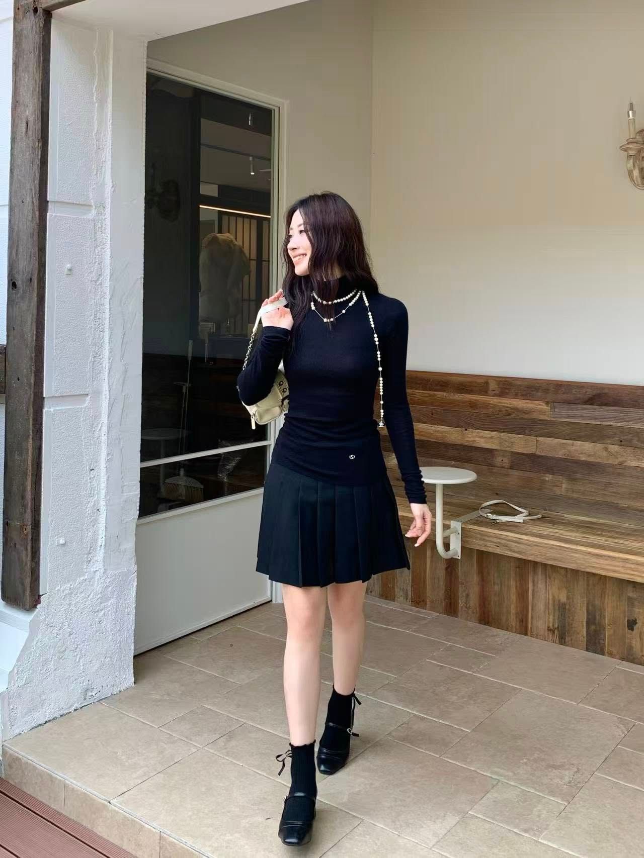  Áo len đen cao cổ, logo nhỏ 