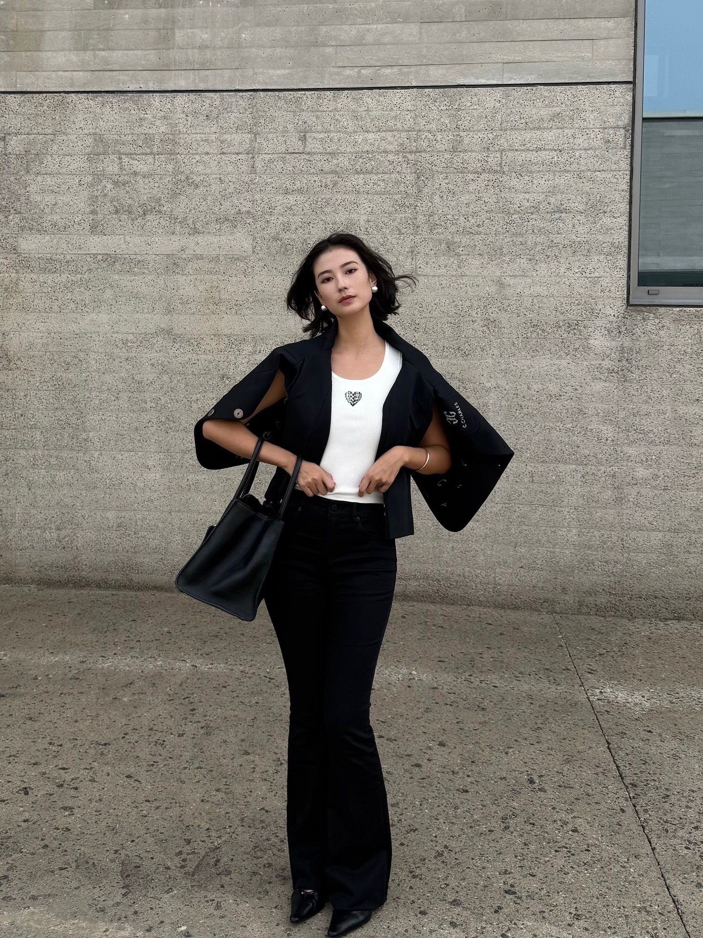  Vest đen 2 cúc chữ lồng CC túi ngực 