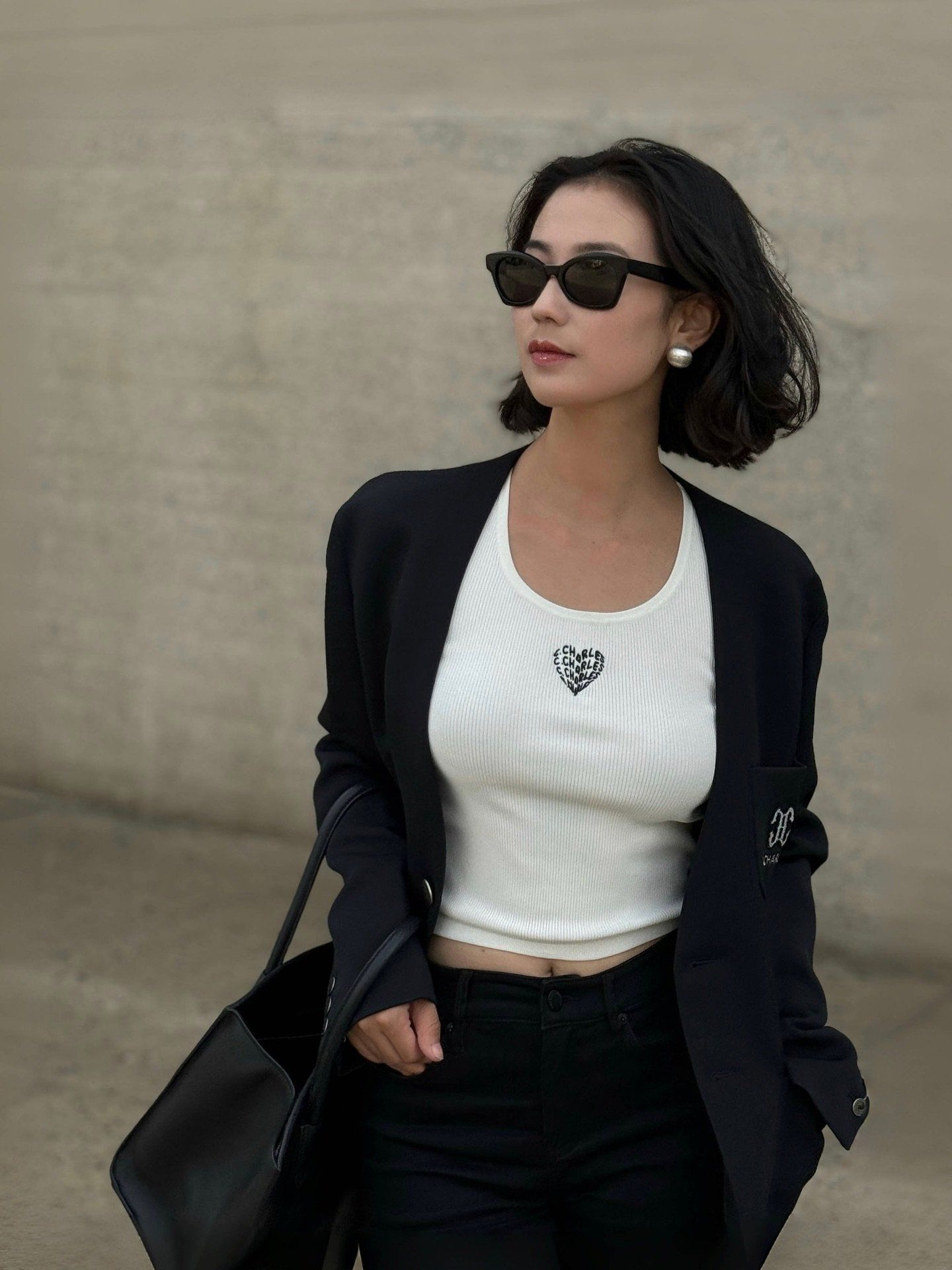  Vest đen 2 cúc chữ lồng CC túi ngực 