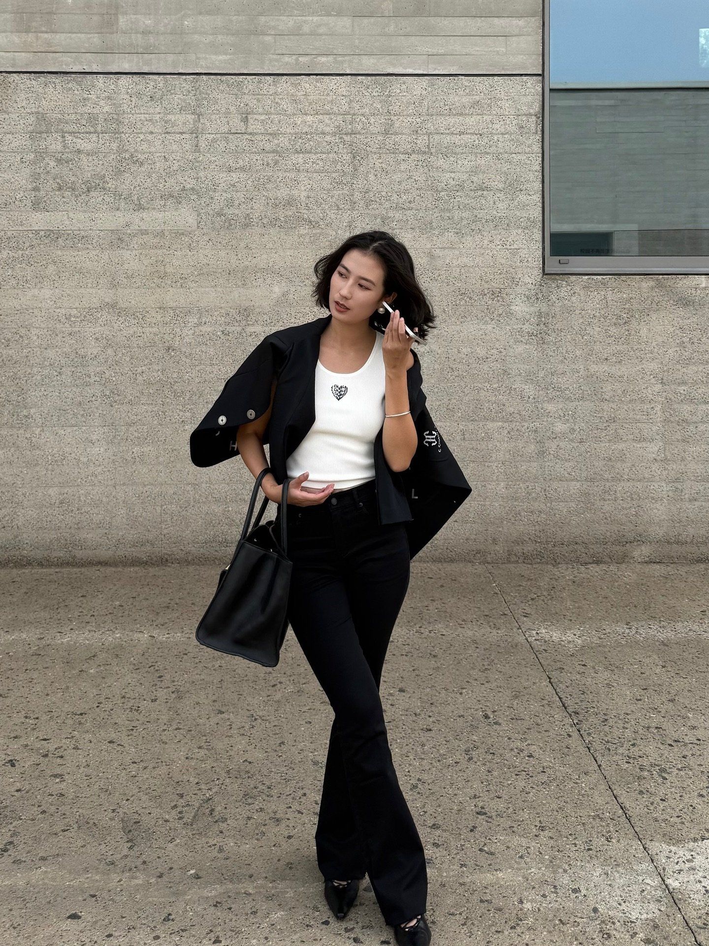  Vest đen 2 cúc chữ lồng CC túi ngực 