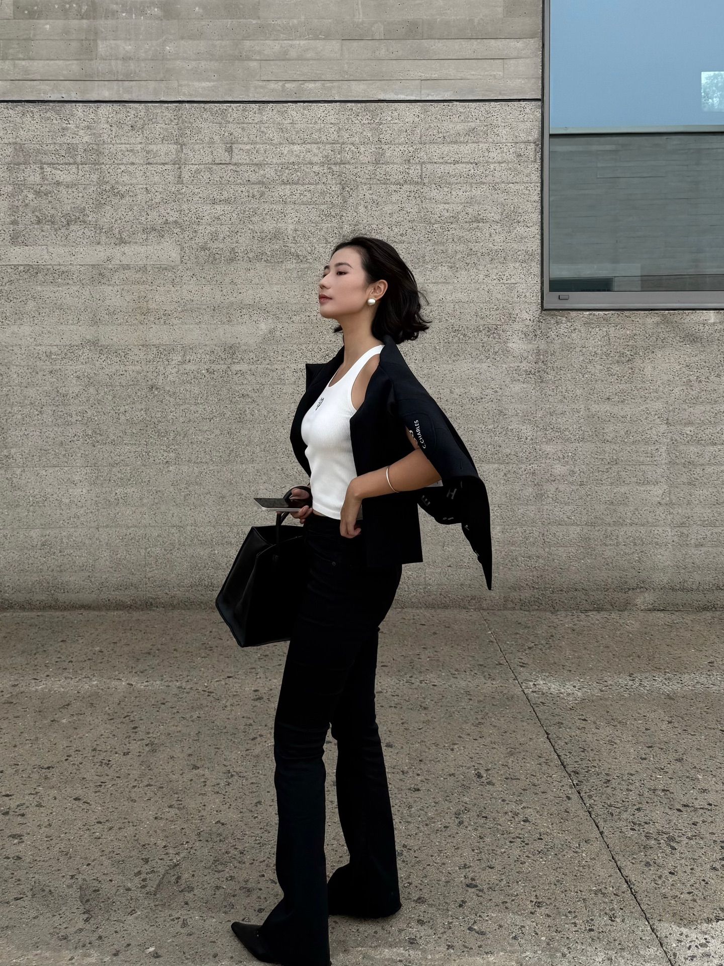  Vest đen 2 cúc chữ lồng CC túi ngực 