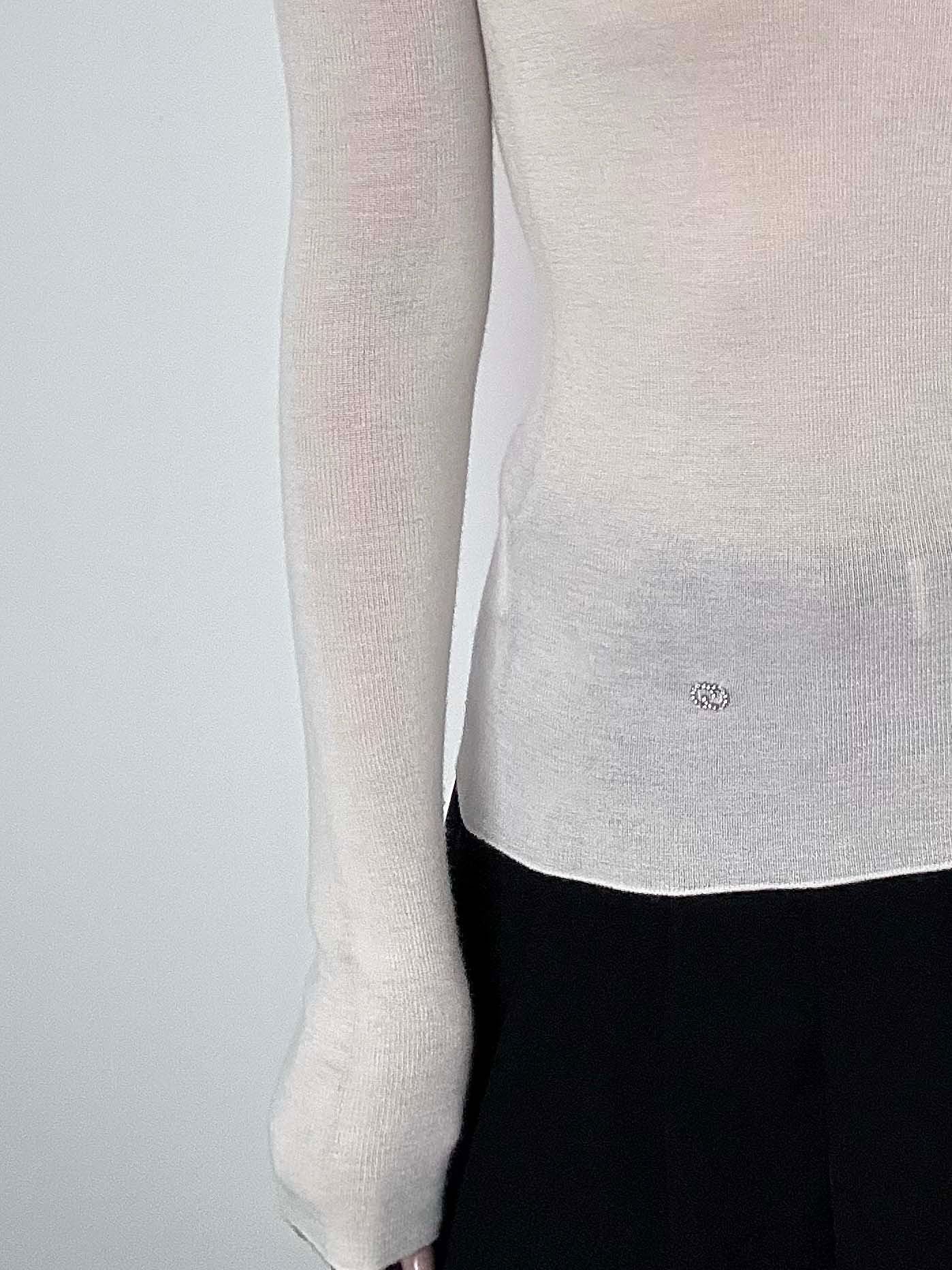  Áo len trắng cao cổ, logo nhỏ 