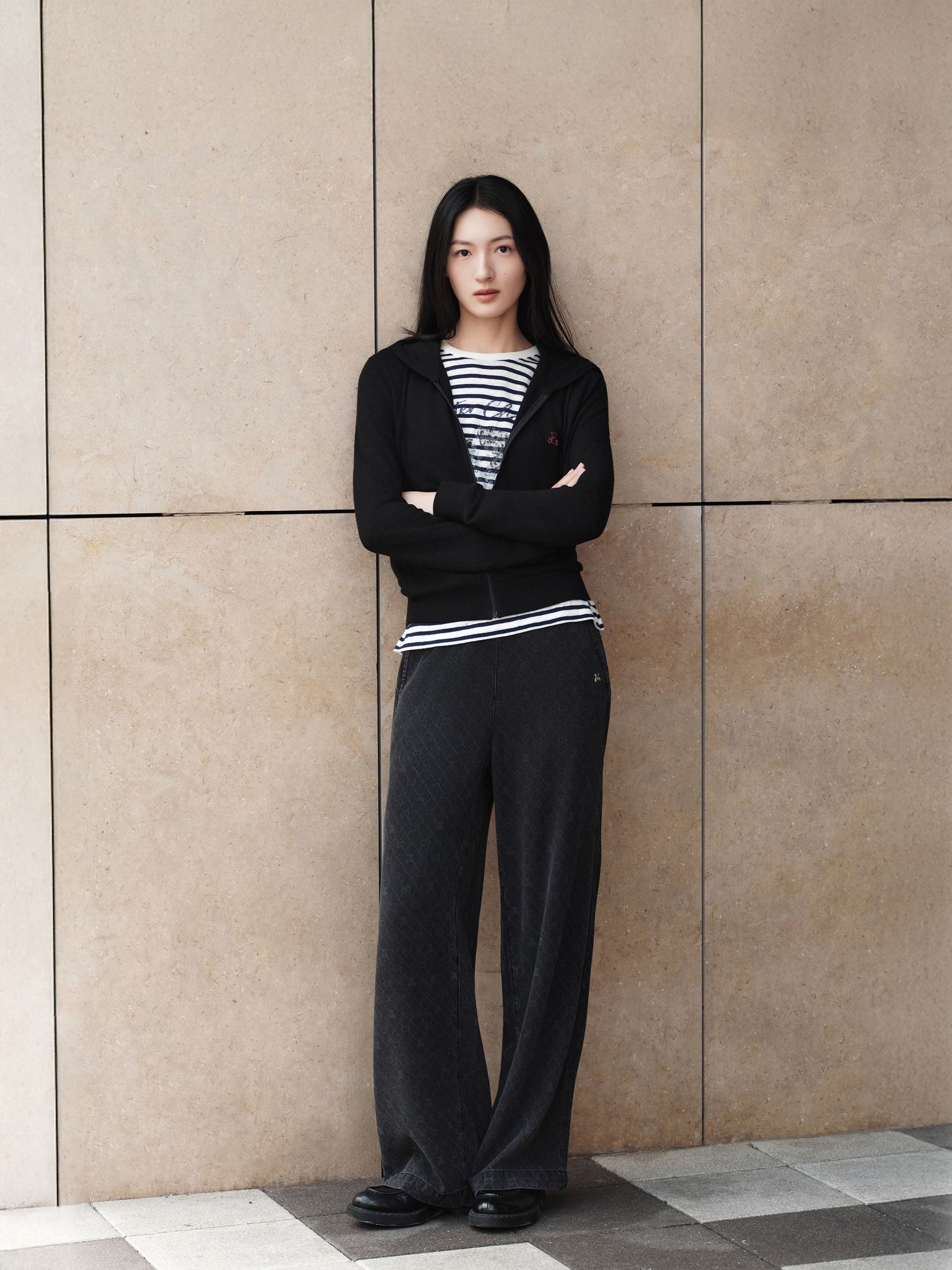  Áo khoác đen có mũ , gấu đỏ 