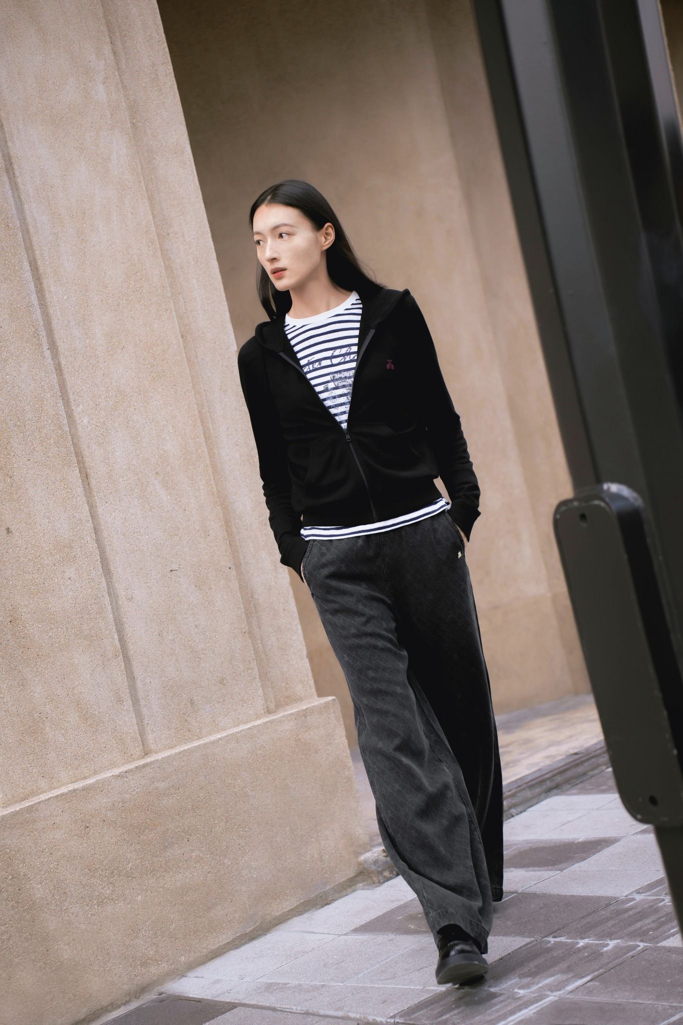  Áo khoác đen có mũ , gấu đỏ 