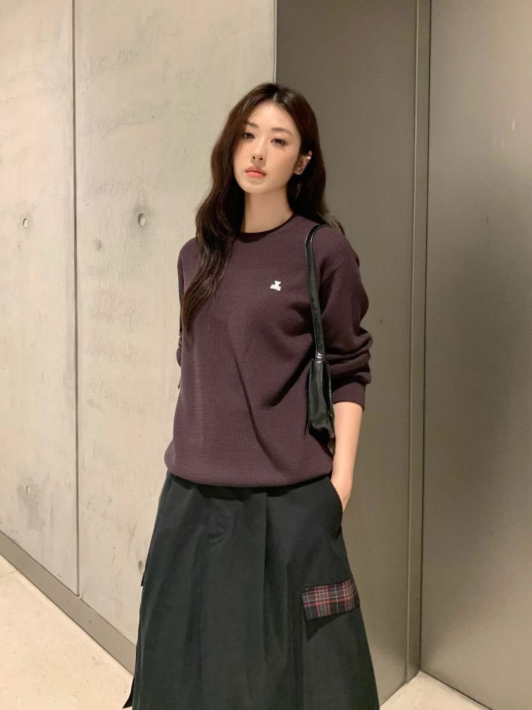  Áo nâu đậm dài tay, gấu trắng nhỏ 1 bên 