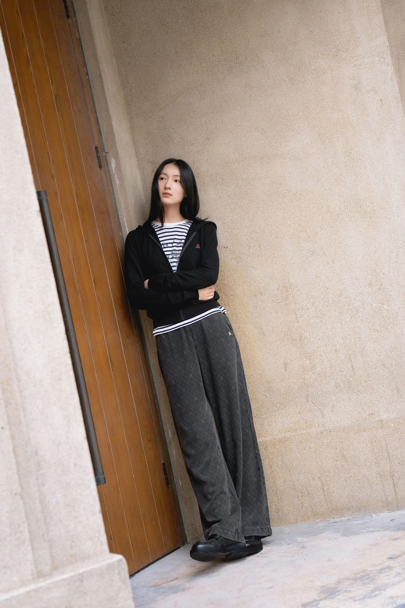  Áo khoác đen có mũ , gấu đỏ 