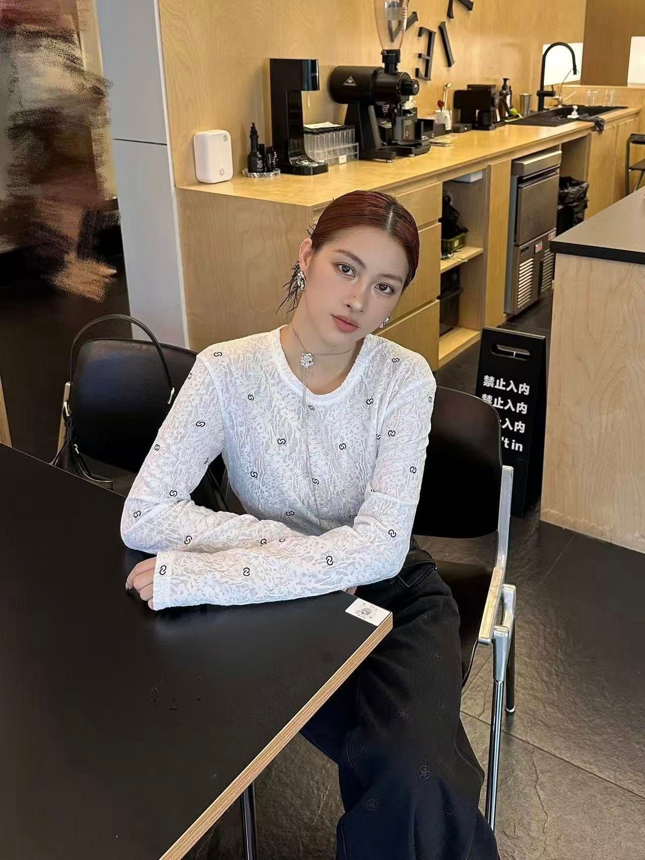  Áo thun trắng dài tay logo CC đen nhỏ 