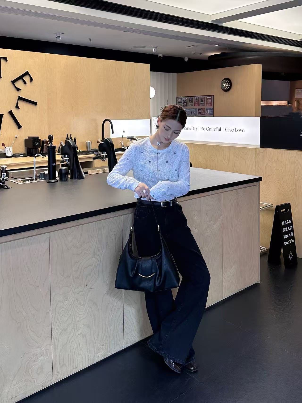  Áo thun trắng dài tay logo CC đen nhỏ 