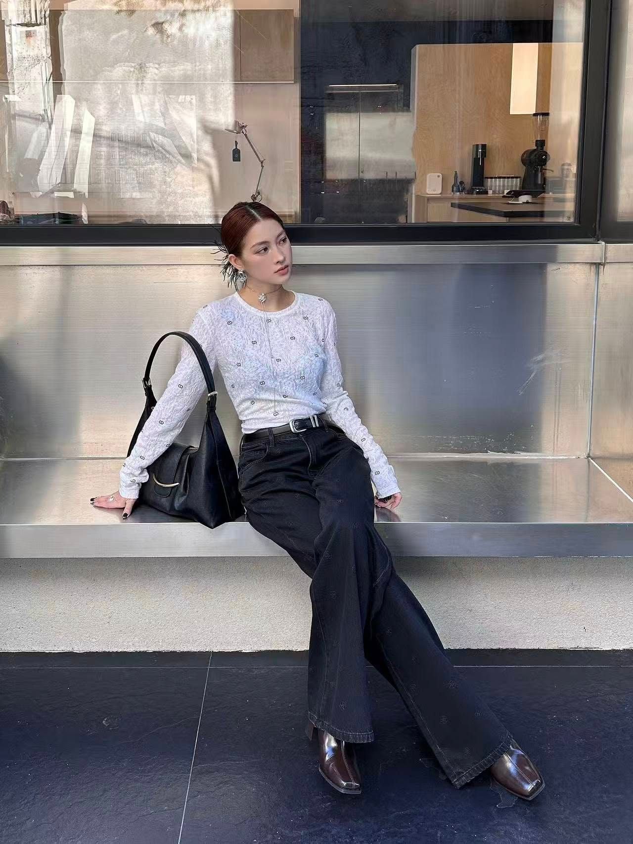  Áo thun trắng dài tay logo CC đen nhỏ 