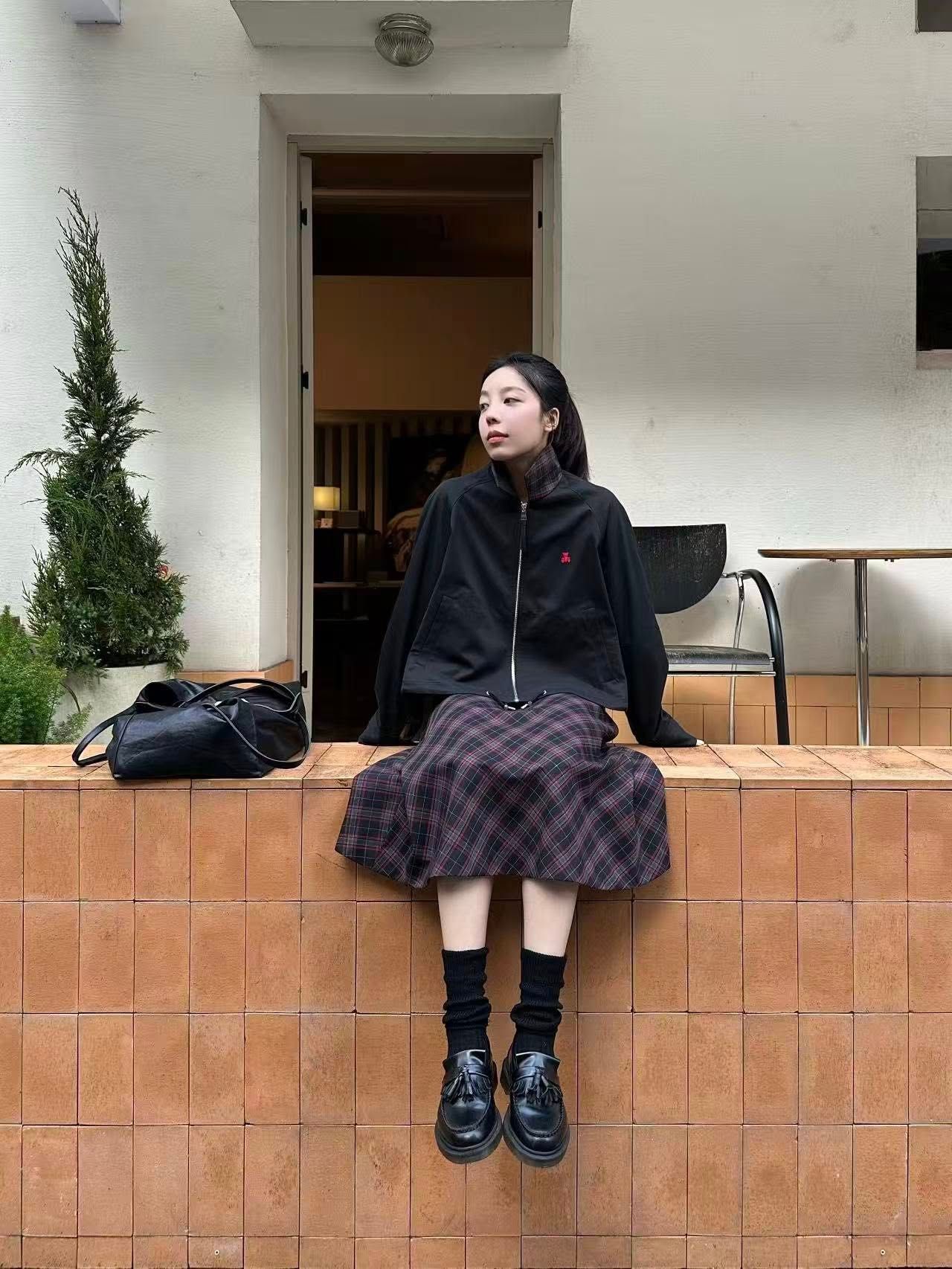  2.Áo khoác gió đen khóa kéo, gấu đỏ 