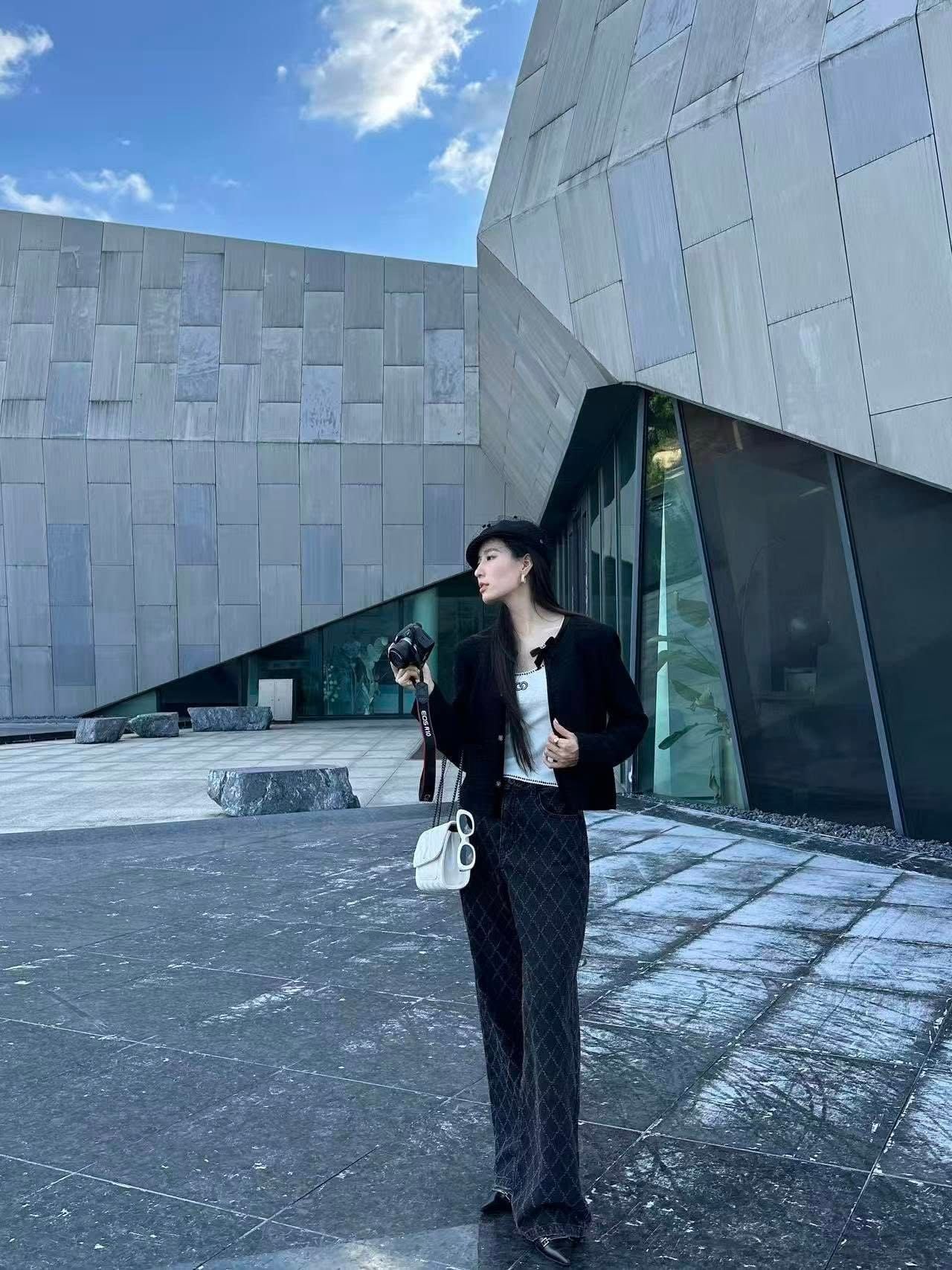  2.Áo tweed đen đính nơ cổ 