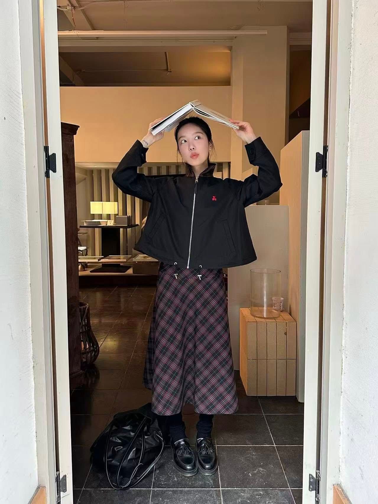  2.Áo khoác gió đen khóa kéo, gấu đỏ 