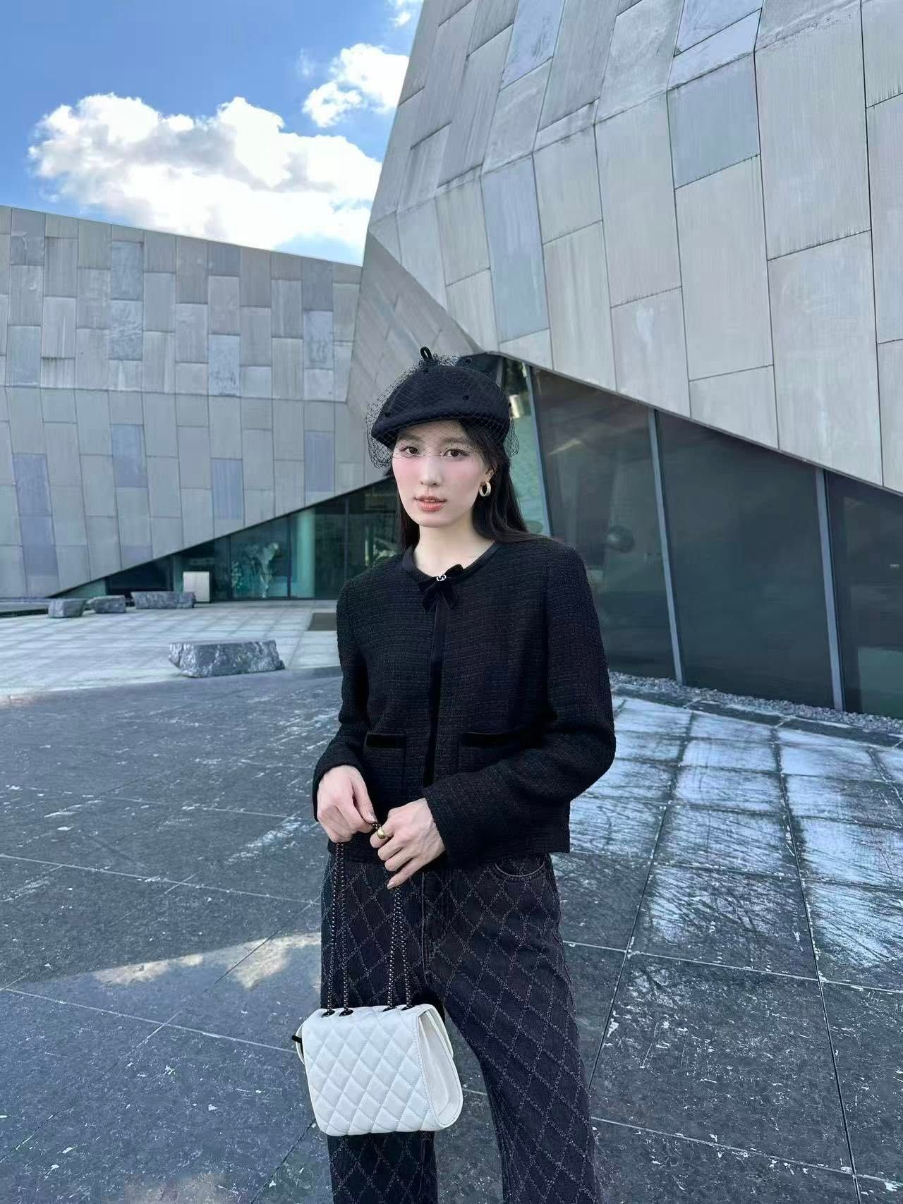  2.Áo tweed đen đính nơ cổ 