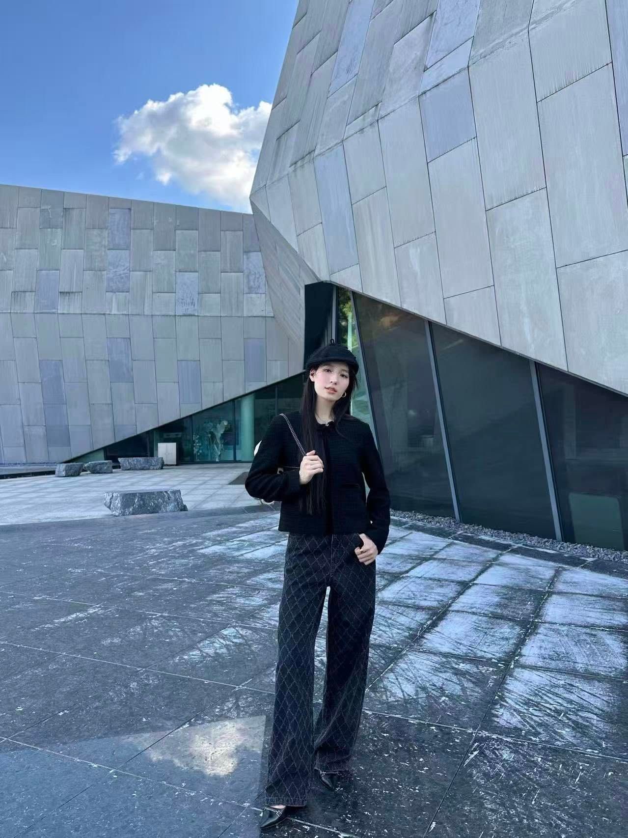  2.Áo tweed đen đính nơ cổ 