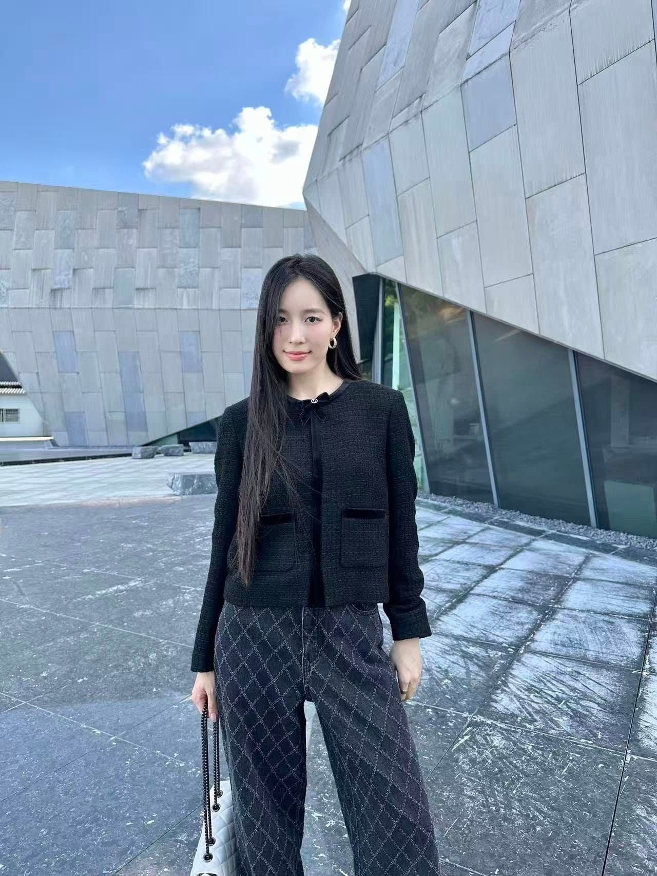  2.Áo tweed đen đính nơ cổ 