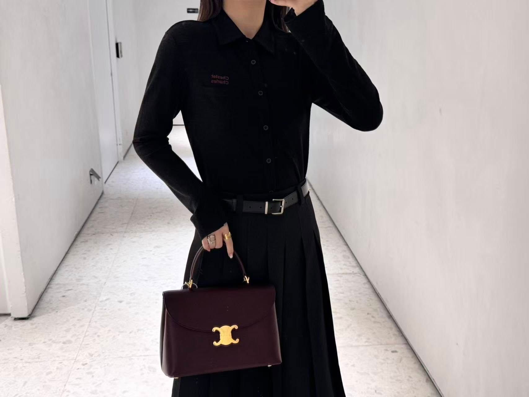  Áo Polo đen, Chữ đỏ 1 bên 