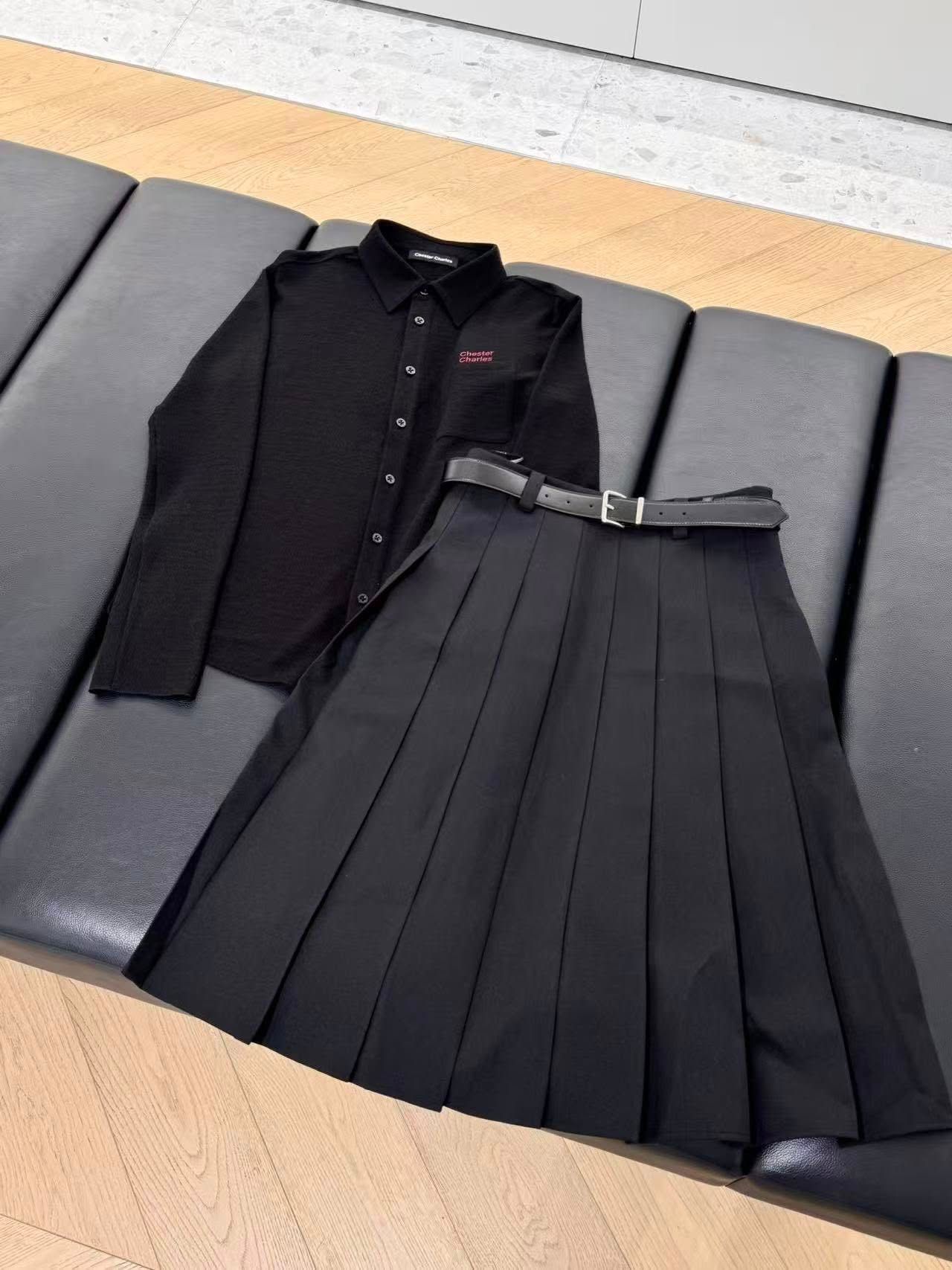  Áo Polo đen, Chữ đỏ 1 bên 