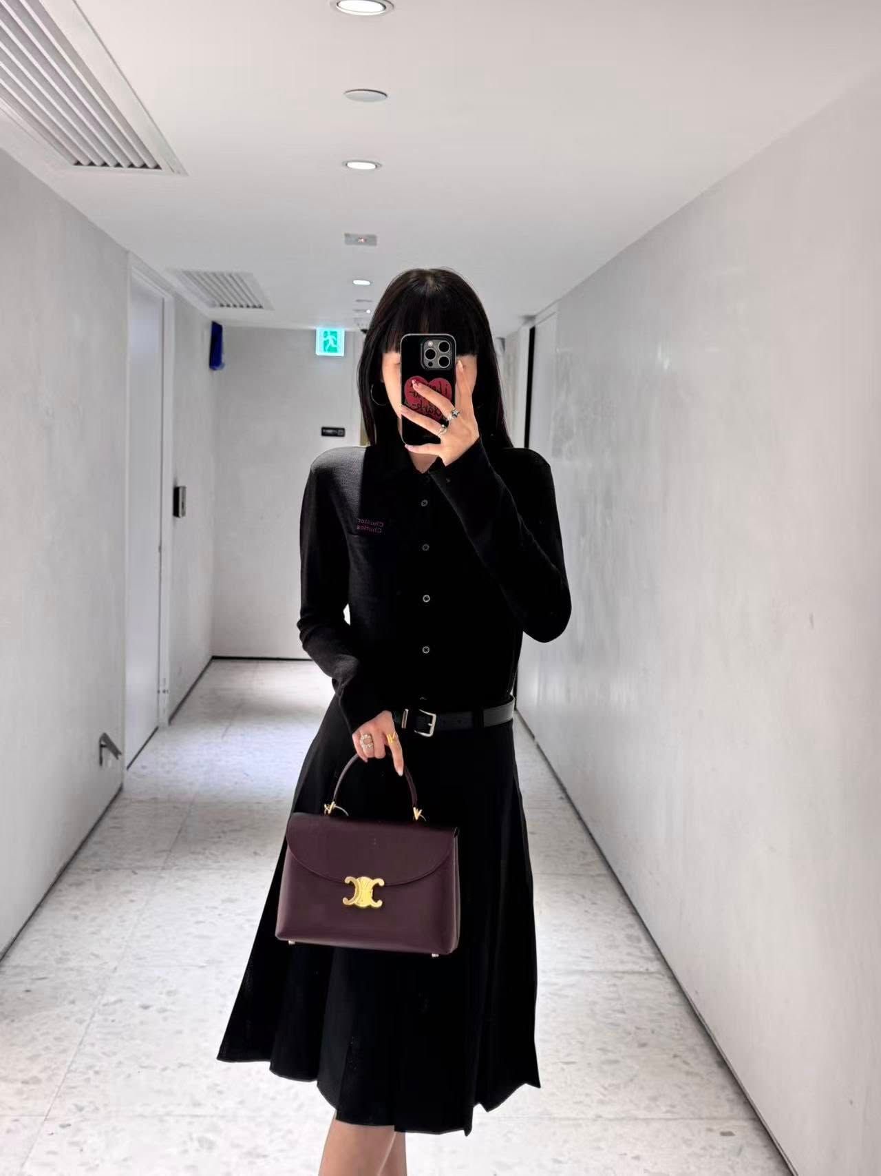  Áo Polo đen, Chữ đỏ 1 bên 