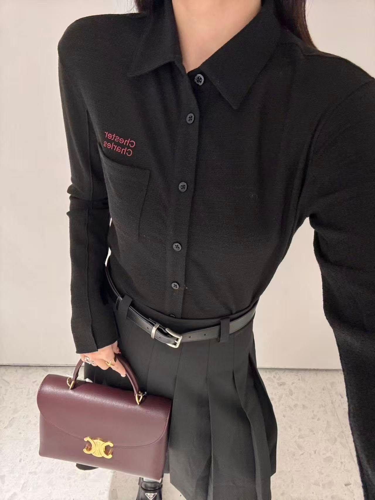  Áo Polo đen, Chữ đỏ 1 bên 