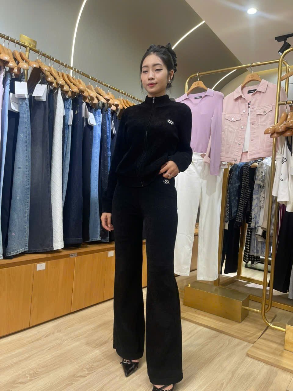  Quần DÀI nhung đen , logo trắng nhỏ 1 bên (SET) 