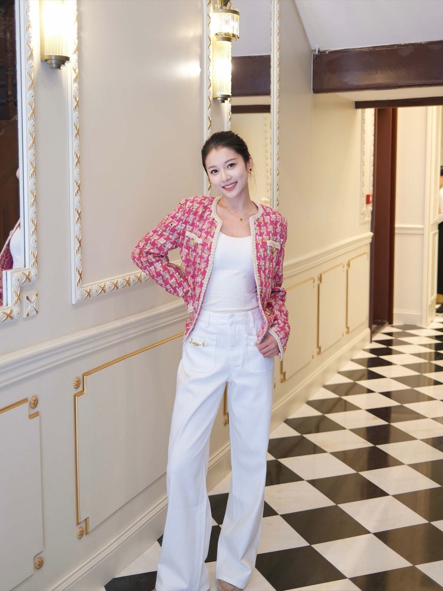  1.Áo dạ kẻ đỏ hồng , viền trắng 