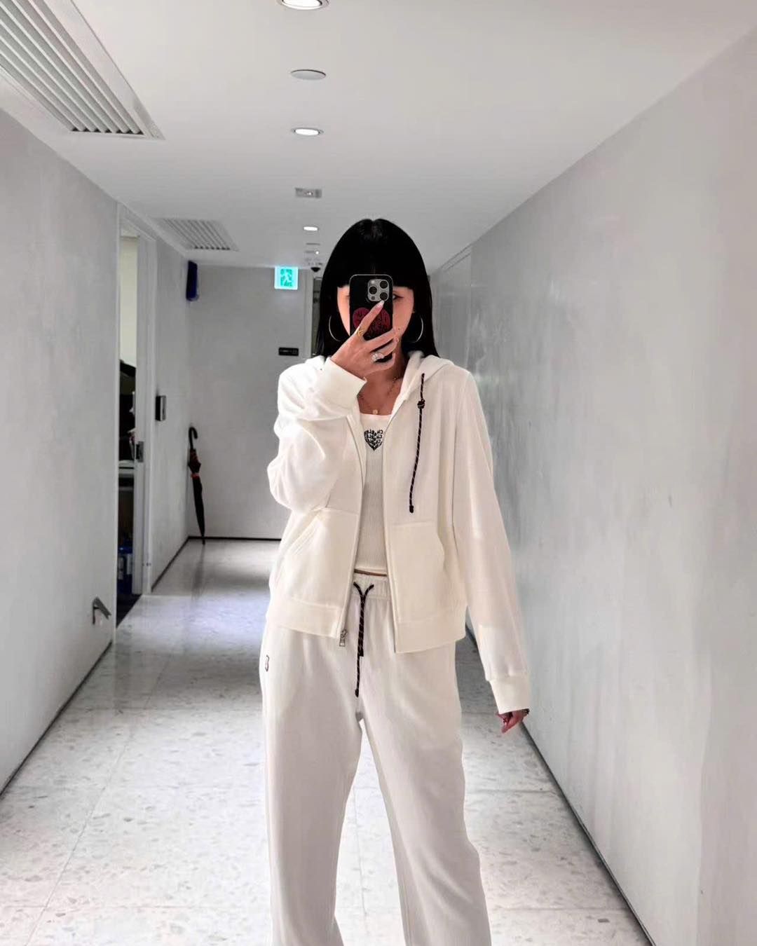  Áo khoác trắng có mũ, dây rút đỏ logo gấu (SET) 