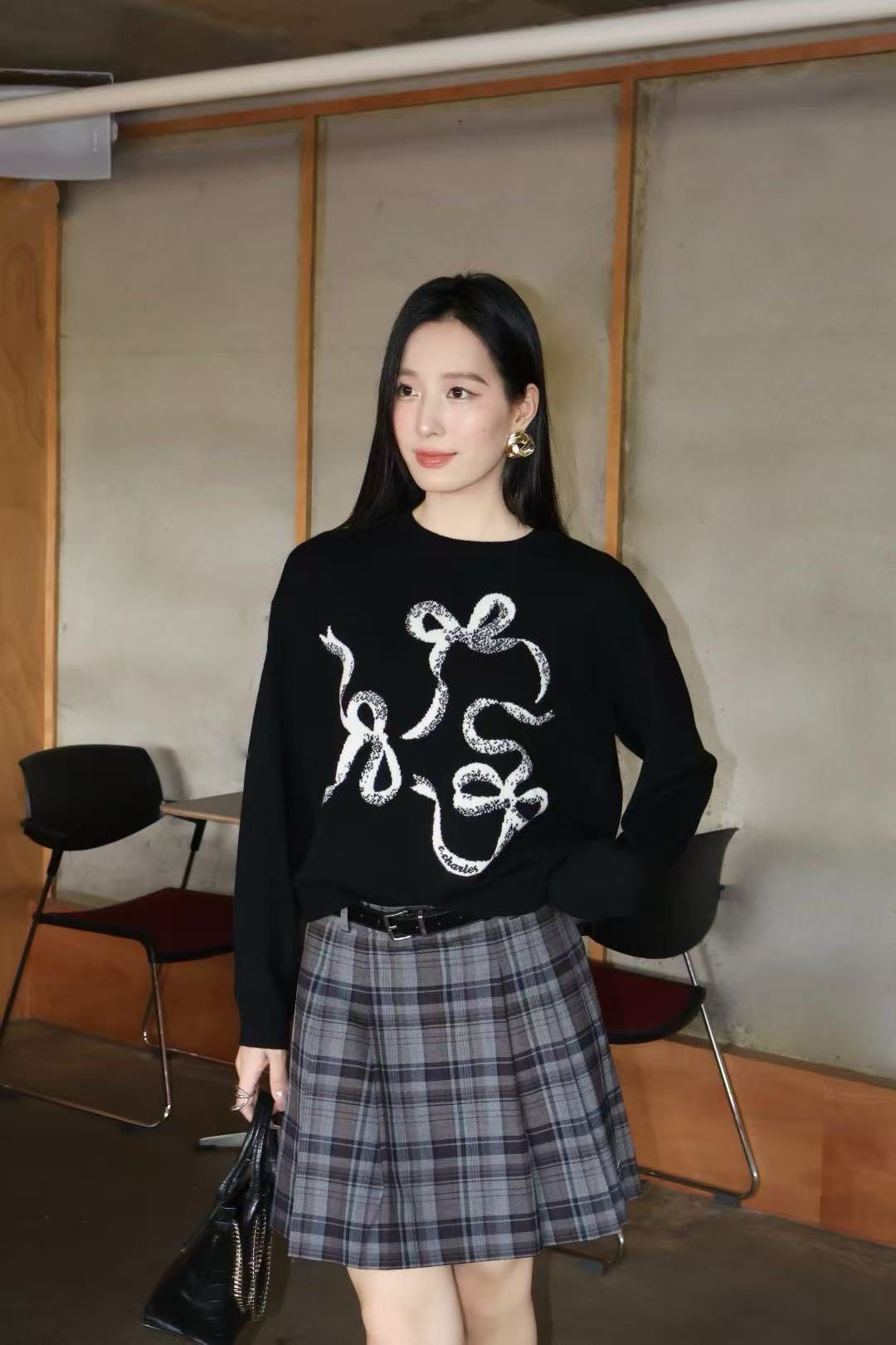  Áo len đen họa tiết 3 nơ trắng 