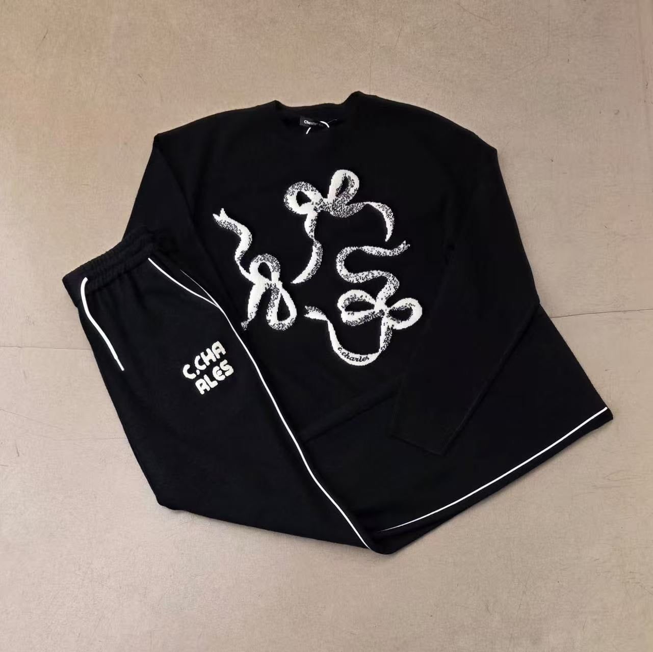  Áo len đen họa tiết 3 nơ trắng 