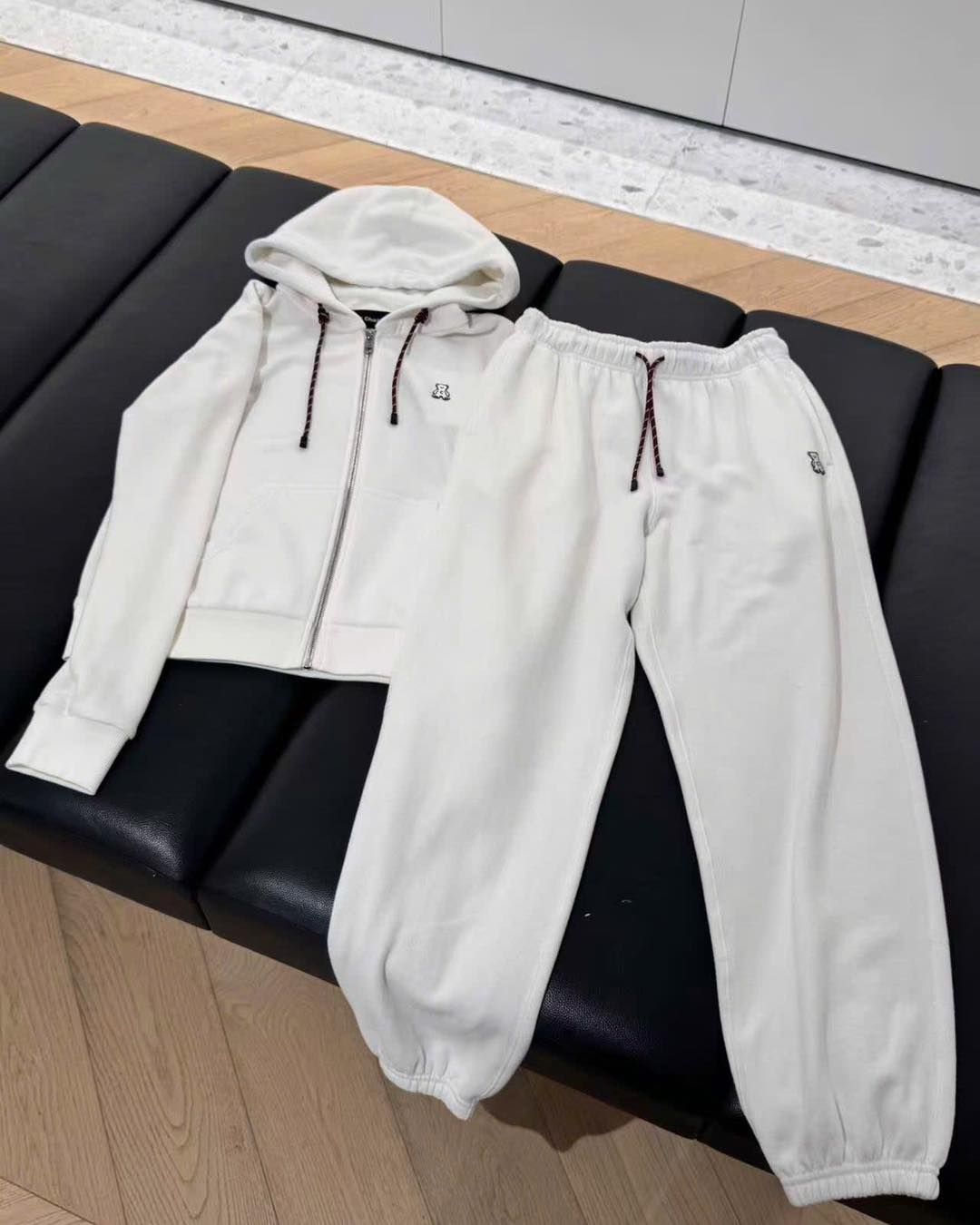  Bộ Áo khoác nỉ có mũ và quần nỉ trắng dây rút đỏ set 