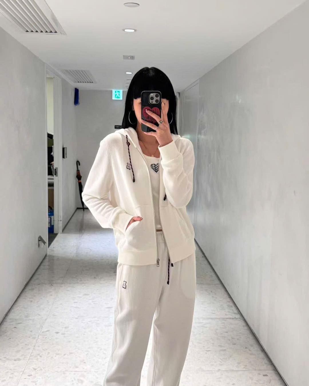  Quần nỉ trắng bo chun, dây rút đỏ logo gấu (SET) 