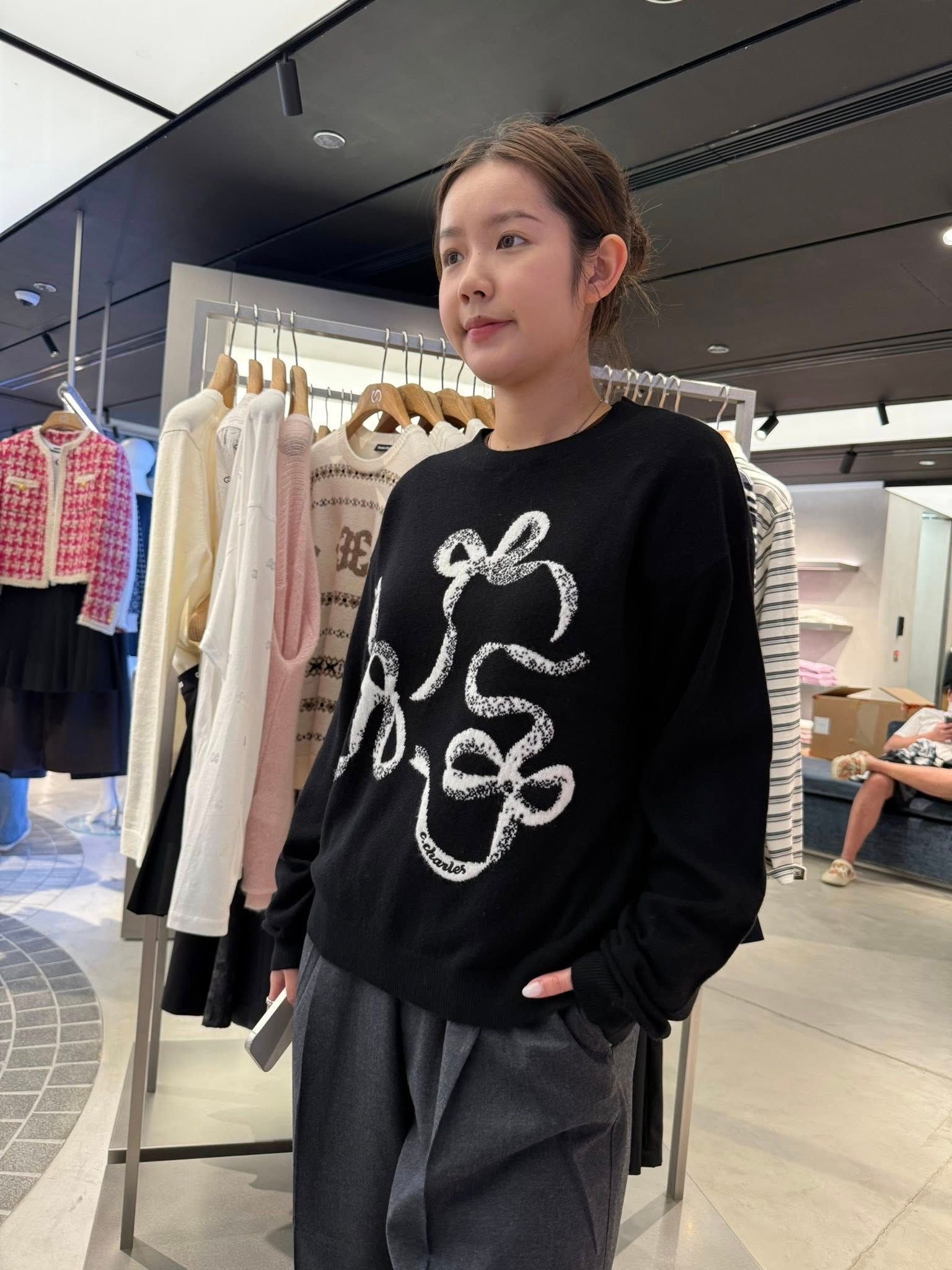  Áo len đen họa tiết 3 nơ trắng 