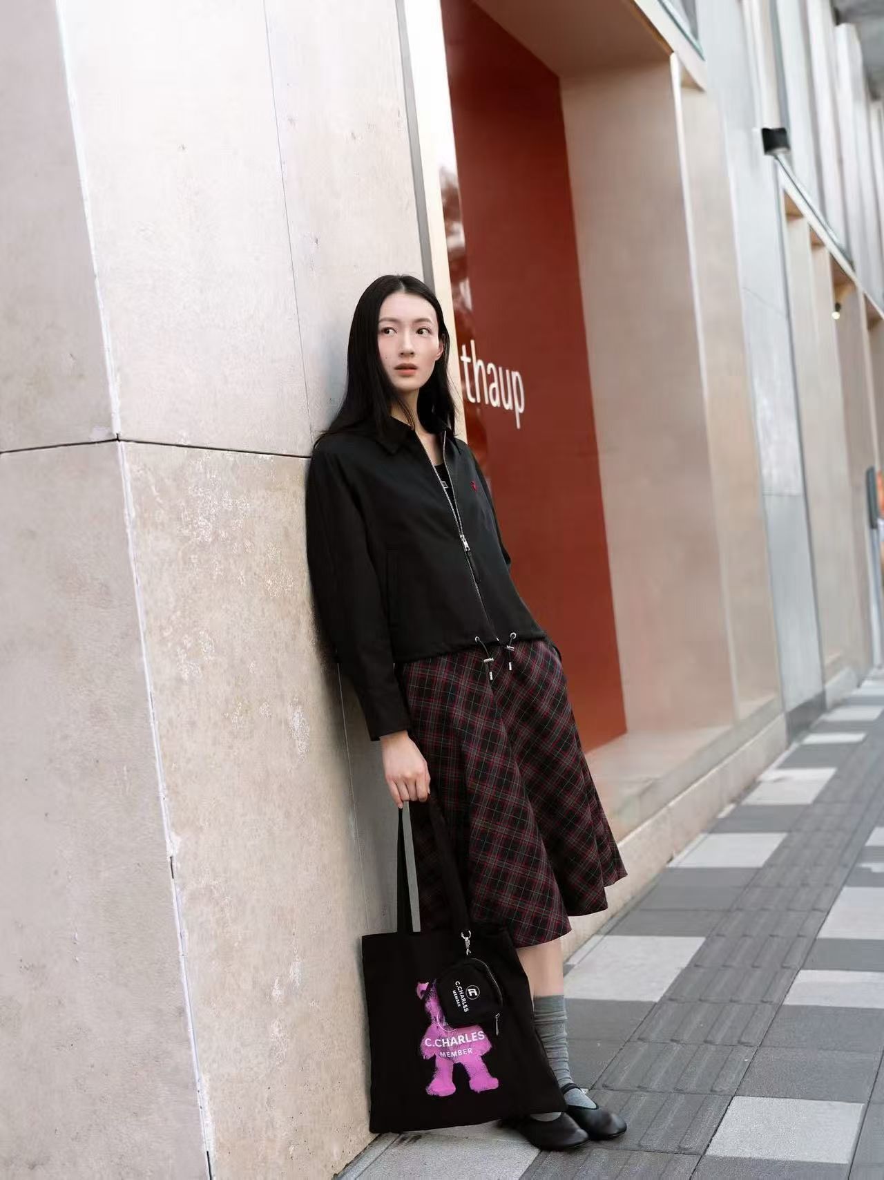  Áo khoác gió đen khóa kéo, gấu đỏ 