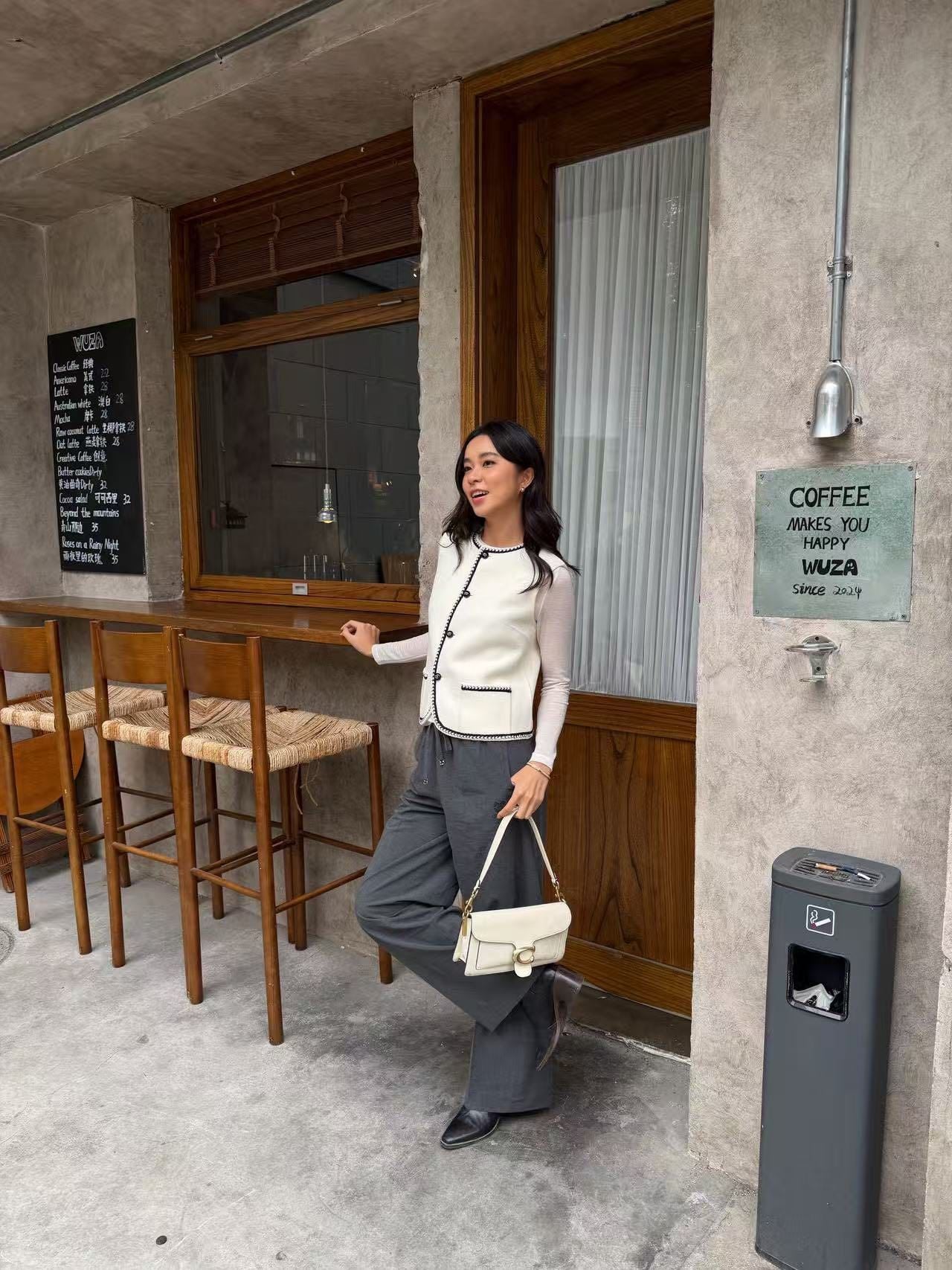  2.Áo ghile trắng - 2 túi viền đen 