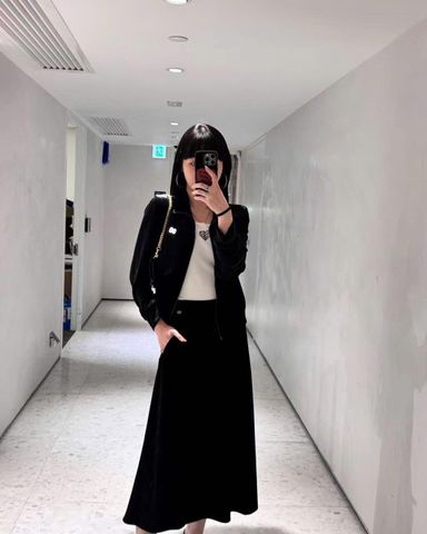  Bộ áo khoác nhung và chân váy nhung - Logo ngực trái set 