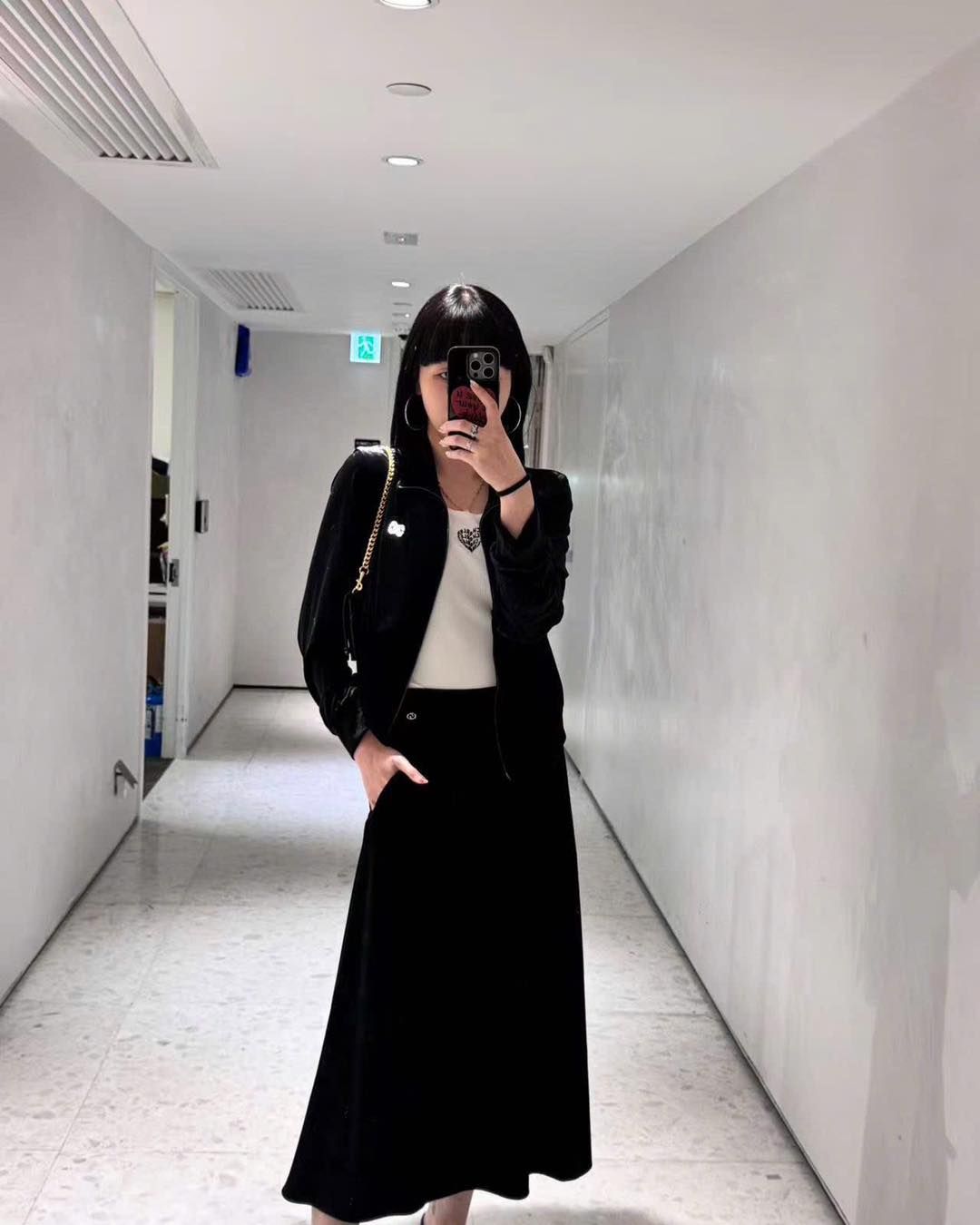  Bộ áo khoác nhung và chân váy nhung - Logo ngực trái set 