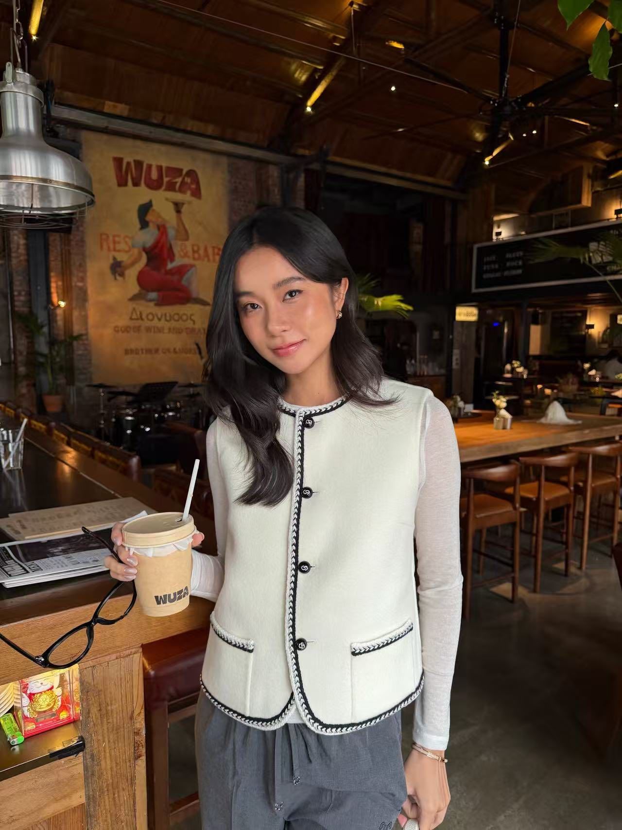  2.Áo ghile trắng - 2 túi viền đen 