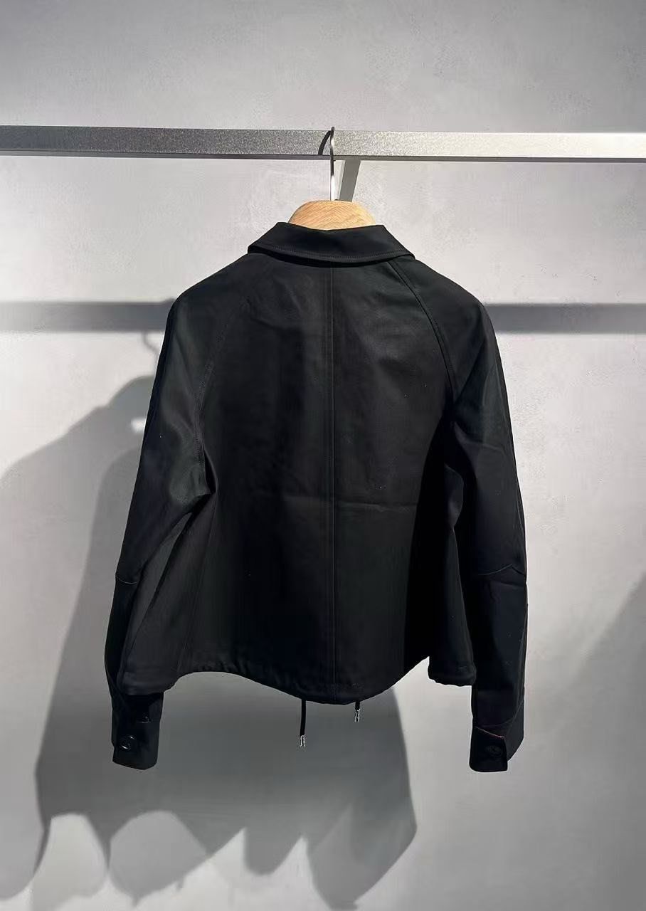  Áo khoác gió đen khóa kéo, gấu đỏ 