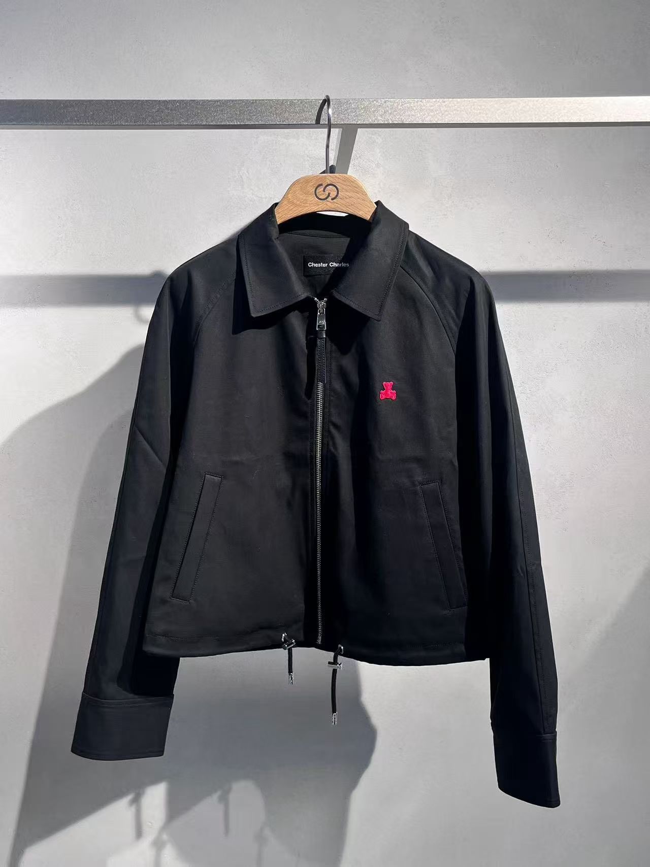  Áo khoác gió đen khóa kéo, gấu đỏ 