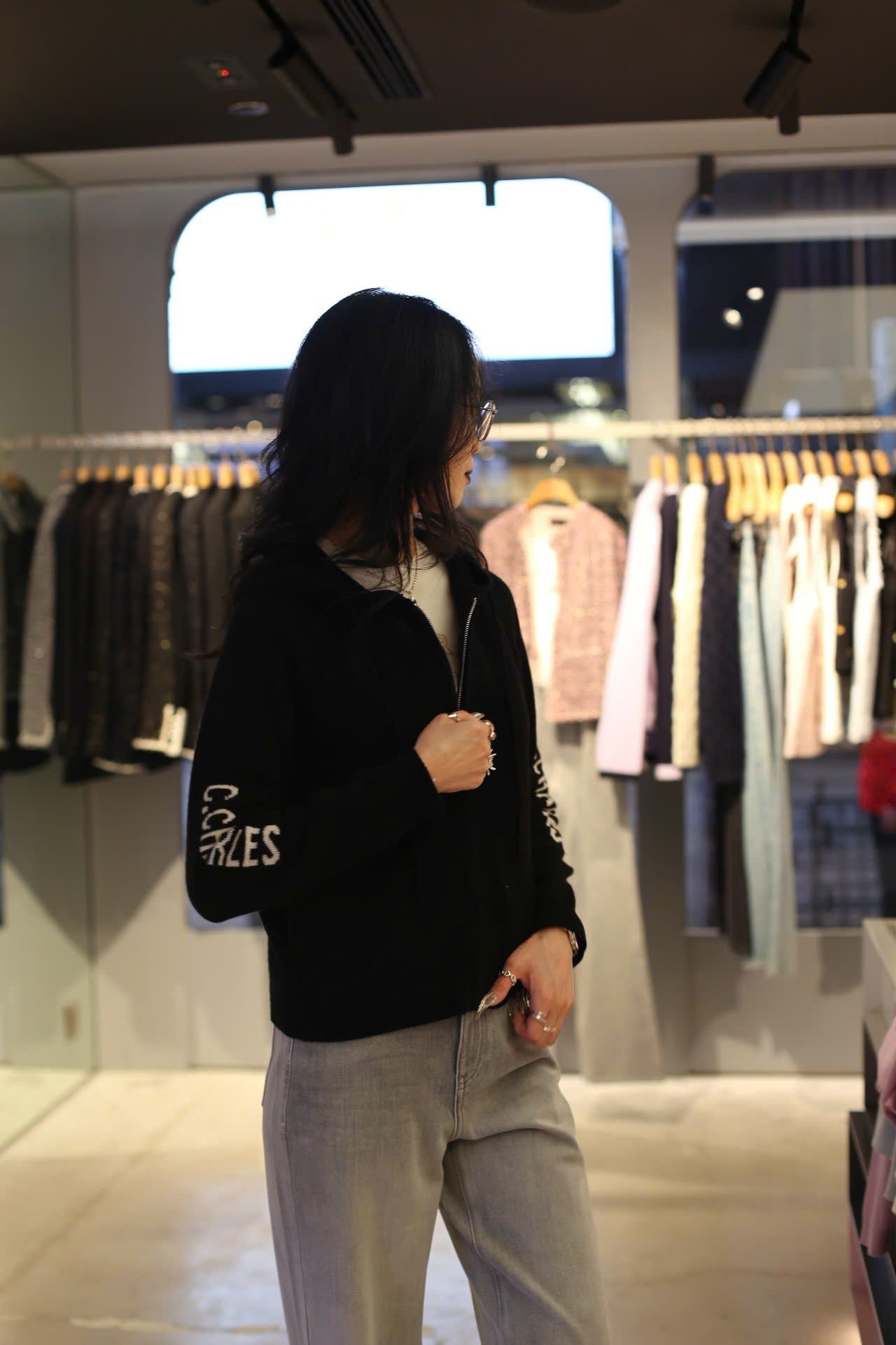  Áo khoác cashmere đen chữ trắng tay 