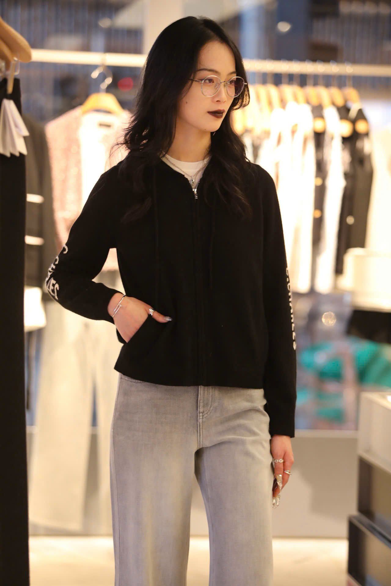  Áo khoác cashmere đen chữ trắng tay 