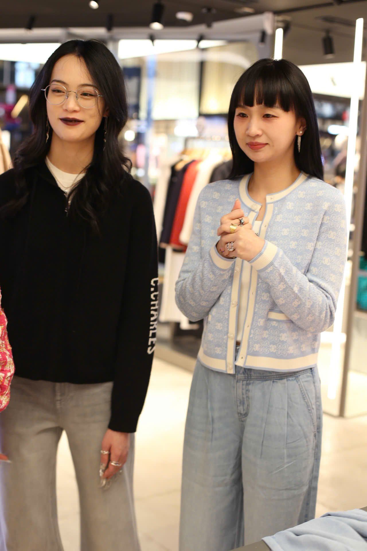  Áo khoác cashmere đen chữ trắng tay 