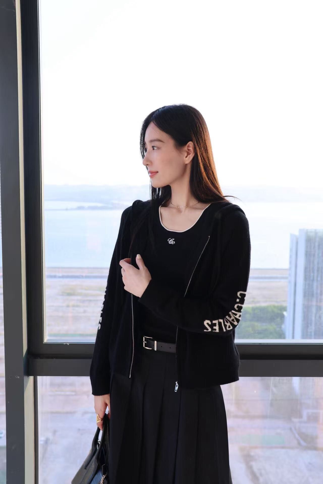  Áo khoác cashmere đen chữ trắng tay 